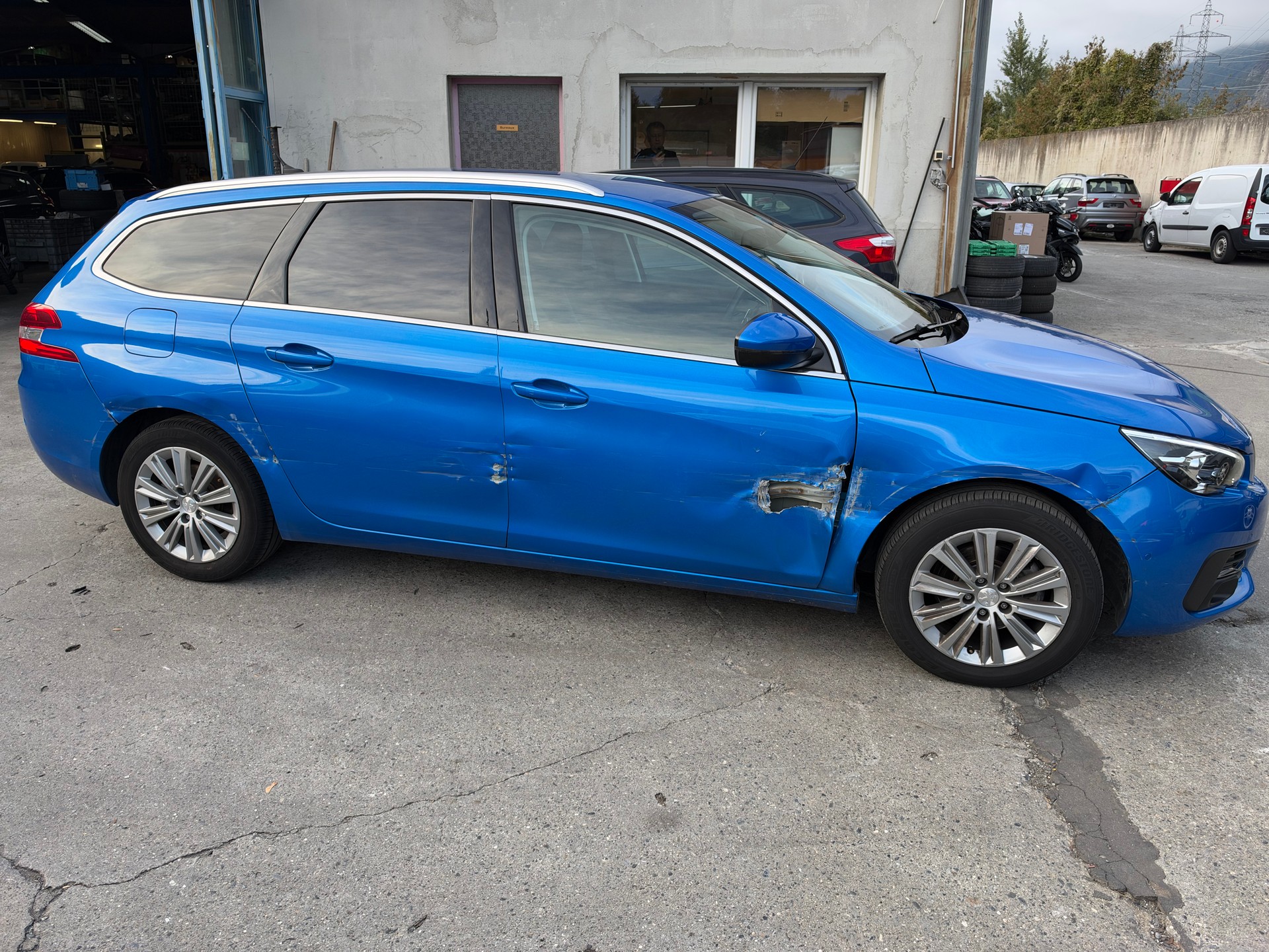 PEUGEOT 308 SW 1.2 Pure Tech Allure EAT8-image-4