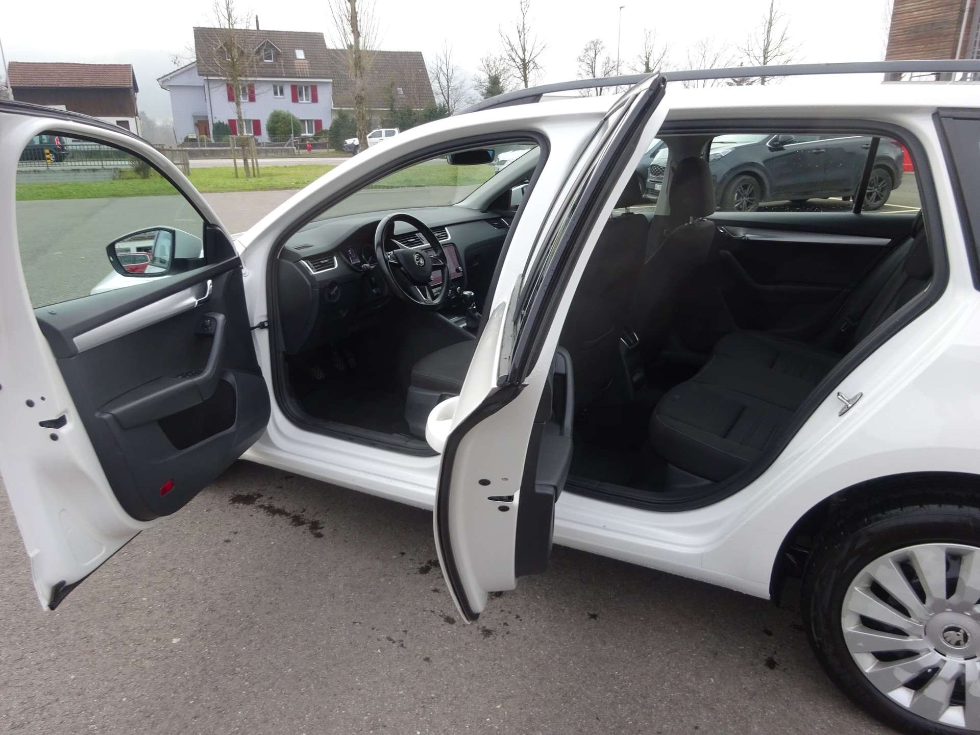 SKODA Octavia Combi 1.6 TDI Ambition-image-7