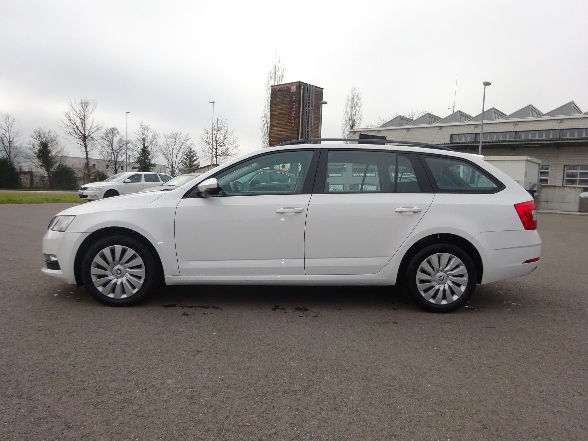 SKODA Octavia Combi 1.6 TDI Ambition-image-9
