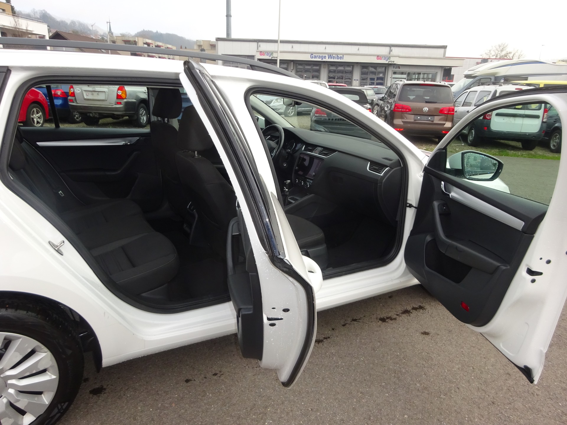 SKODA Octavia Combi 1.6 TDI Ambition-image-4