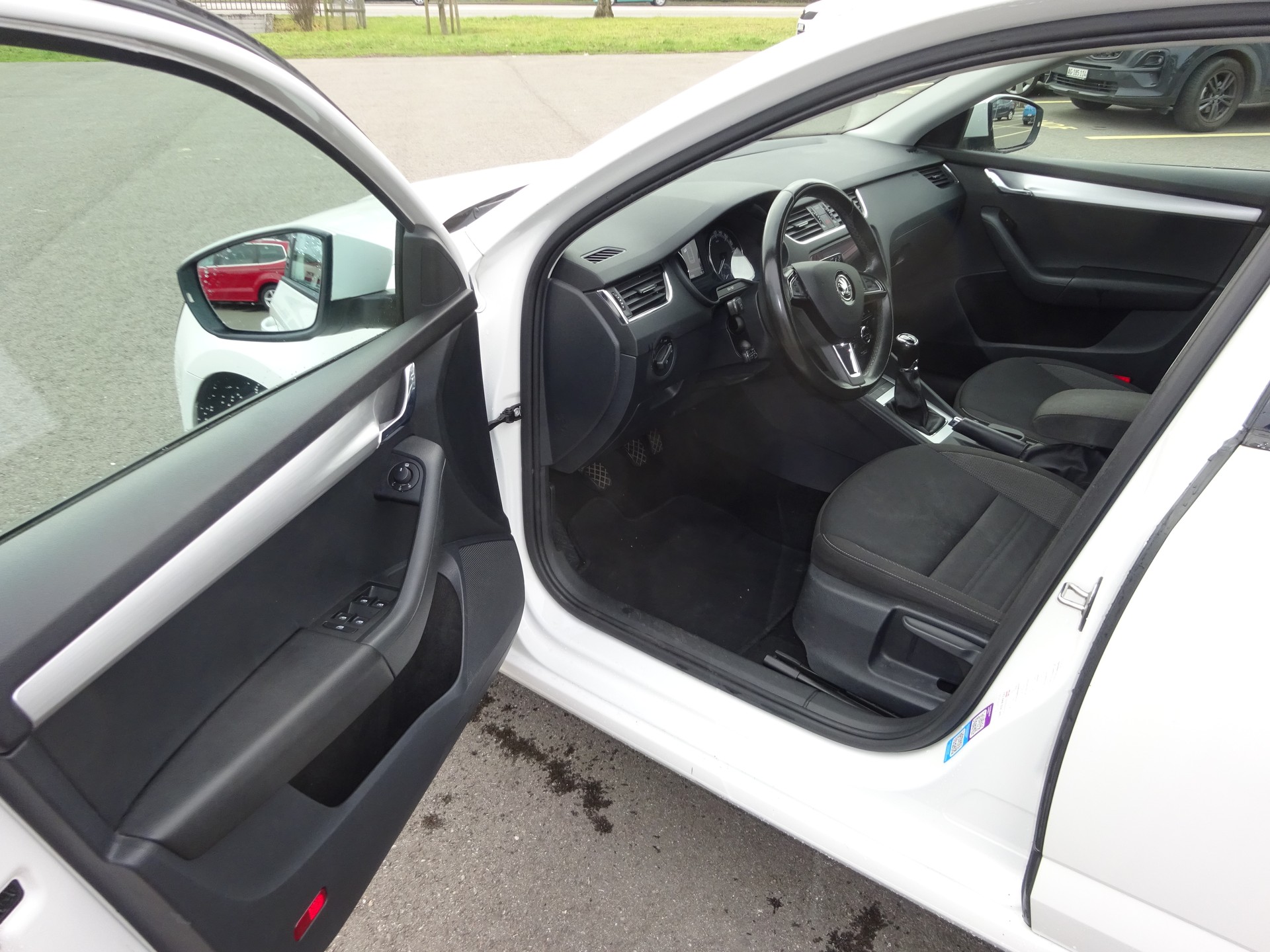 SKODA Octavia Combi 1.6 TDI Ambition-image-8
