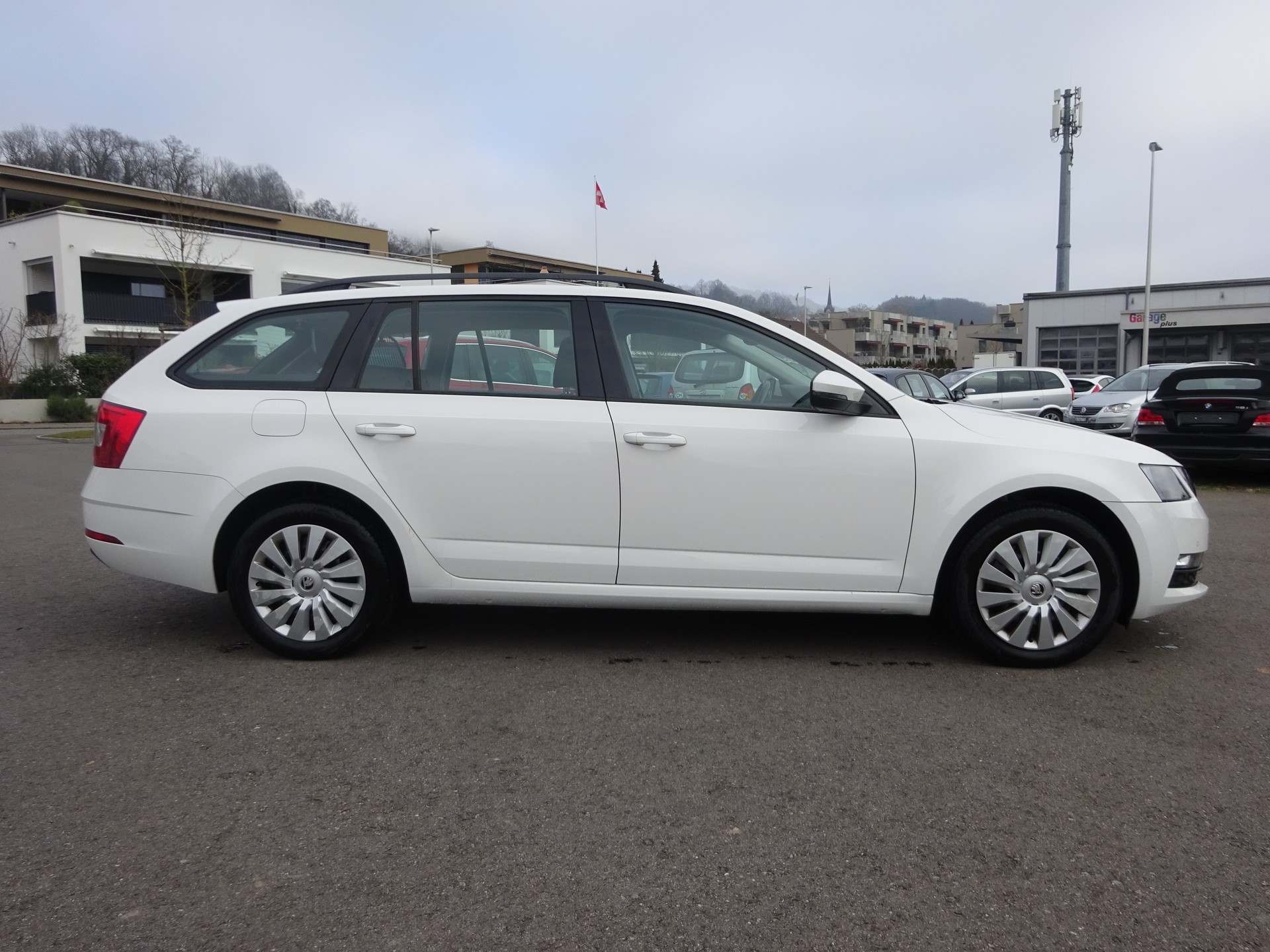 SKODA Octavia Combi 1.6 TDI Ambition-image-2