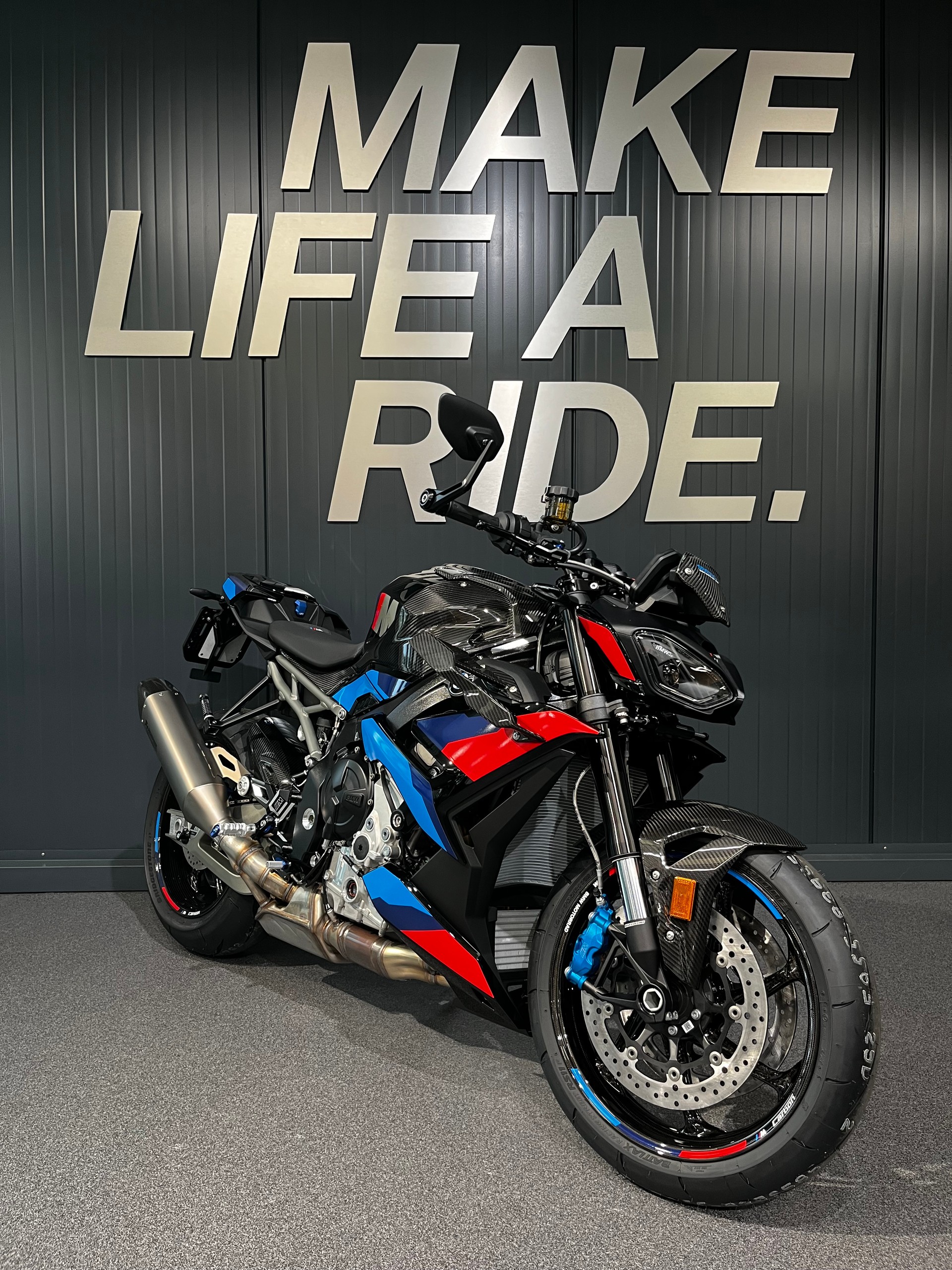 BMW M 1000 R Competition-showroom-element-1