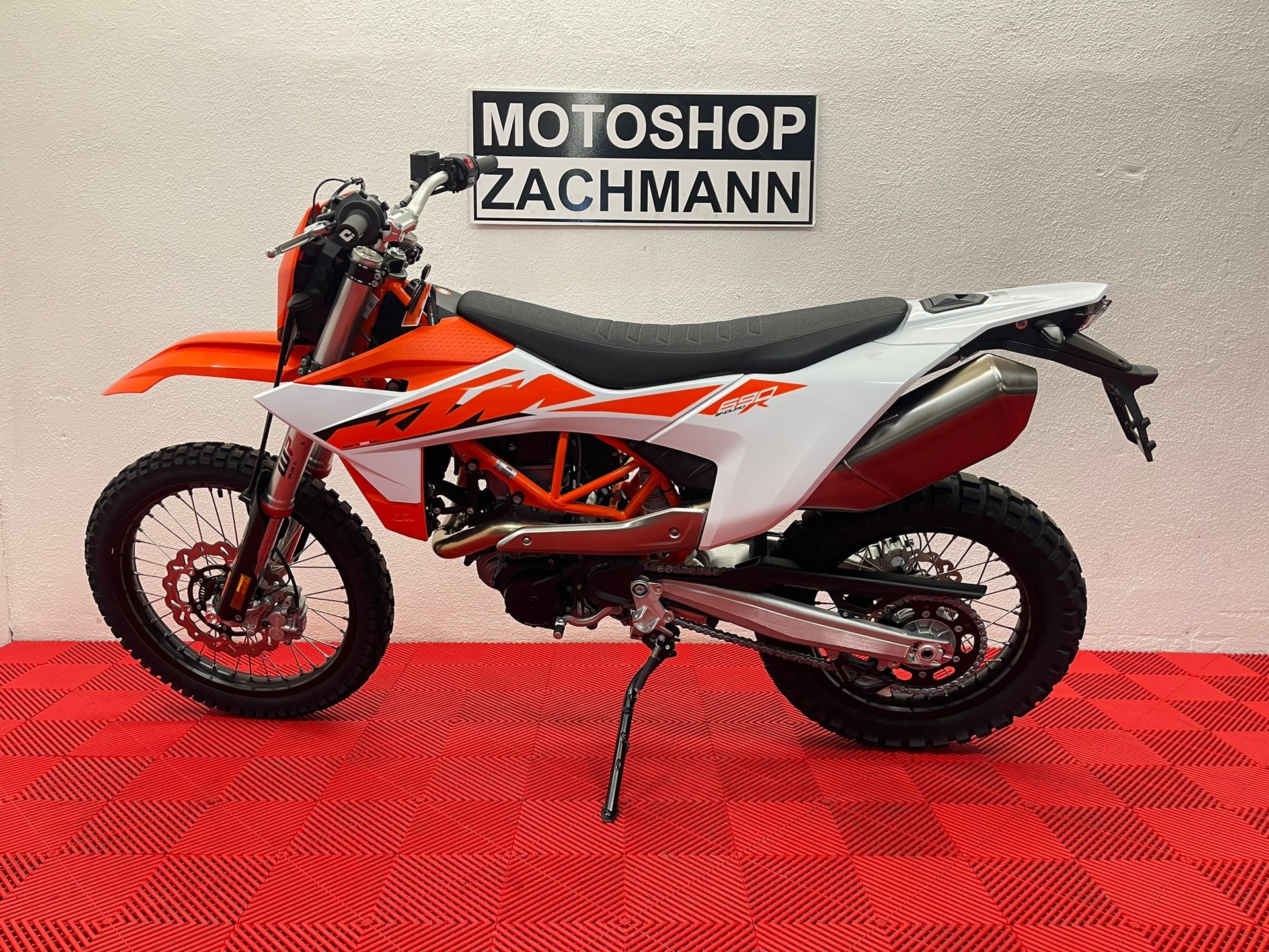 KTM 690 Enduro R 2026 (35KW)-showroom-element-3