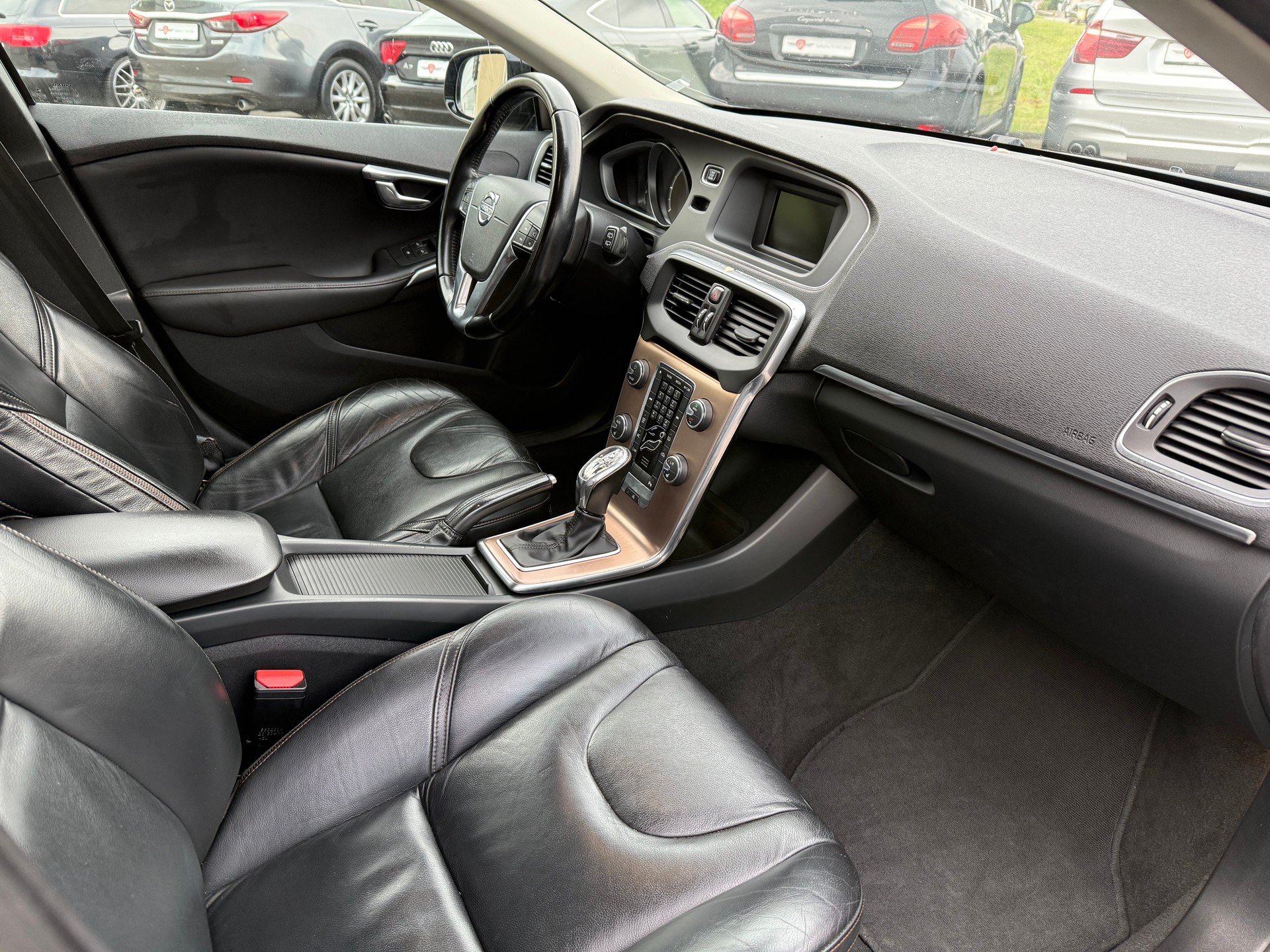 VOLVO V40 Cross Country D4 Momentum Geartronic-image-10