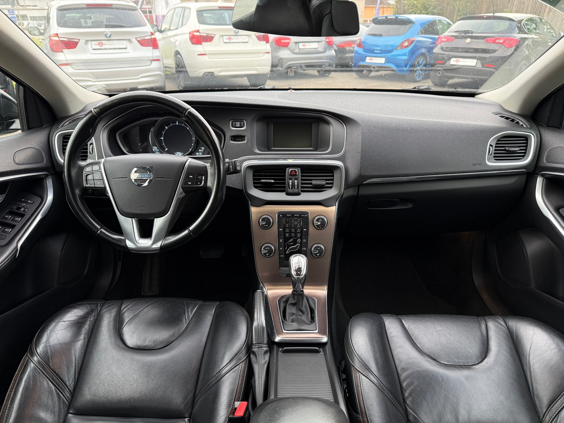VOLVO V40 Cross Country D4 Momentum Geartronic-image-9