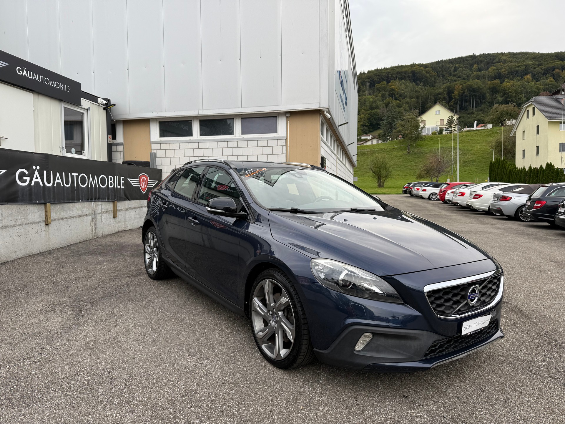VOLVO V40 Cross Country D4 Momentum Geartronic-image-2