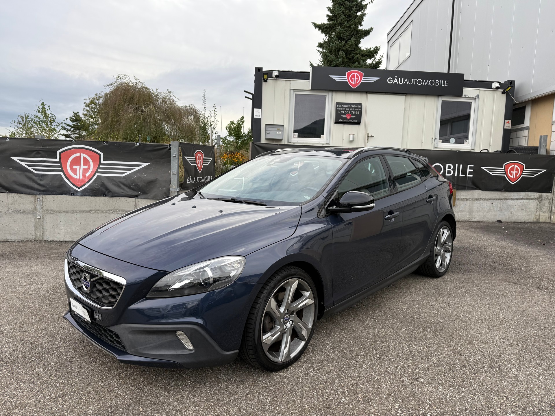 VOLVO V40 Cross Country D4 Momentum Geartronic-image-0
