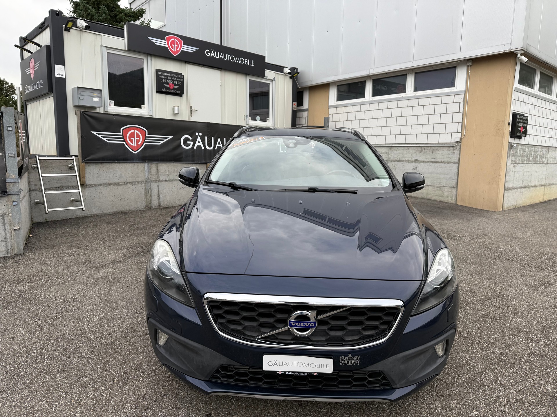 VOLVO V40 Cross Country D4 Momentum Geartronic-image-1