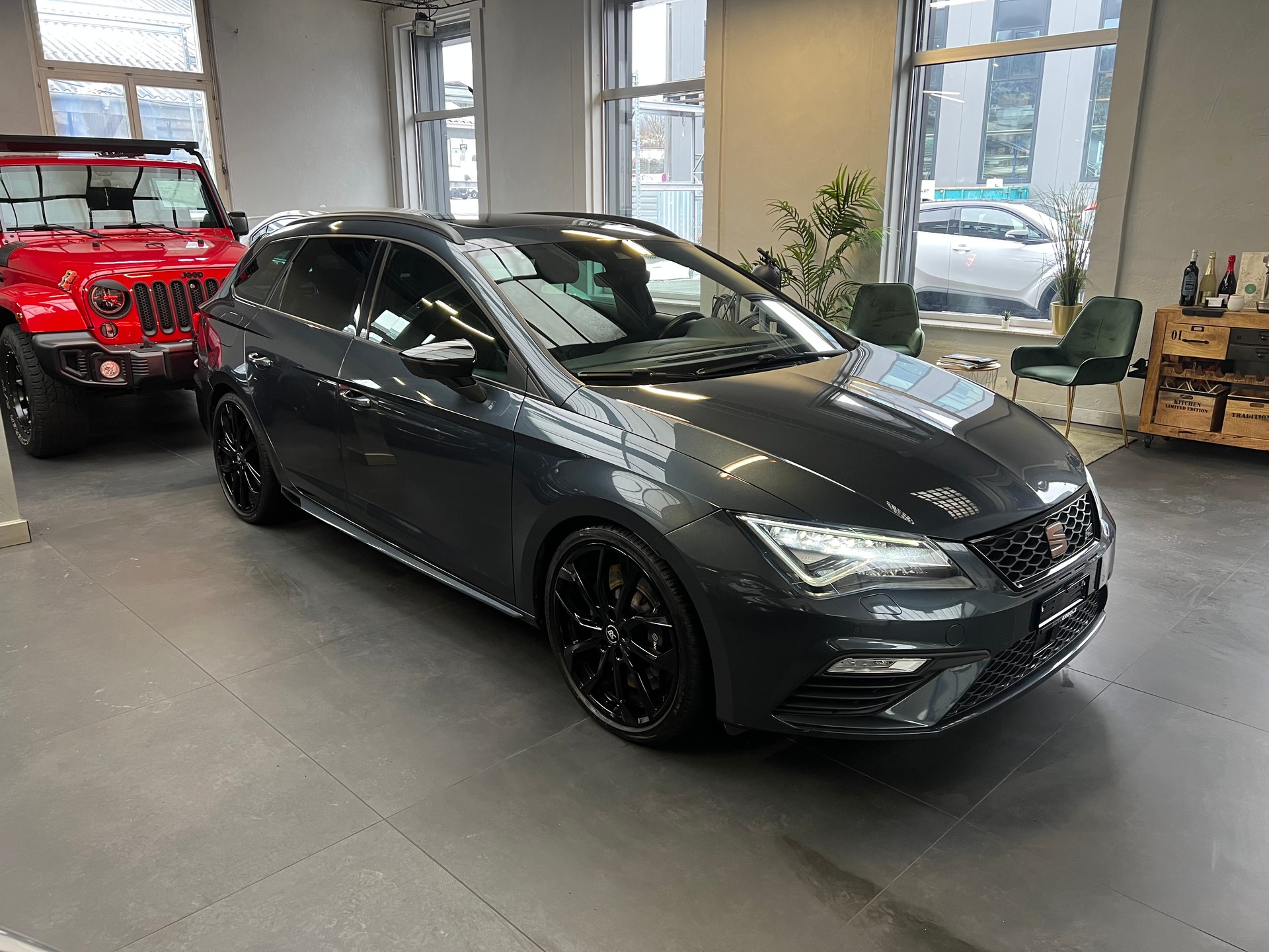 SEAT Leon ST 2.0 Eco TSI Swiss Cupra 4Drive DSG-image-2