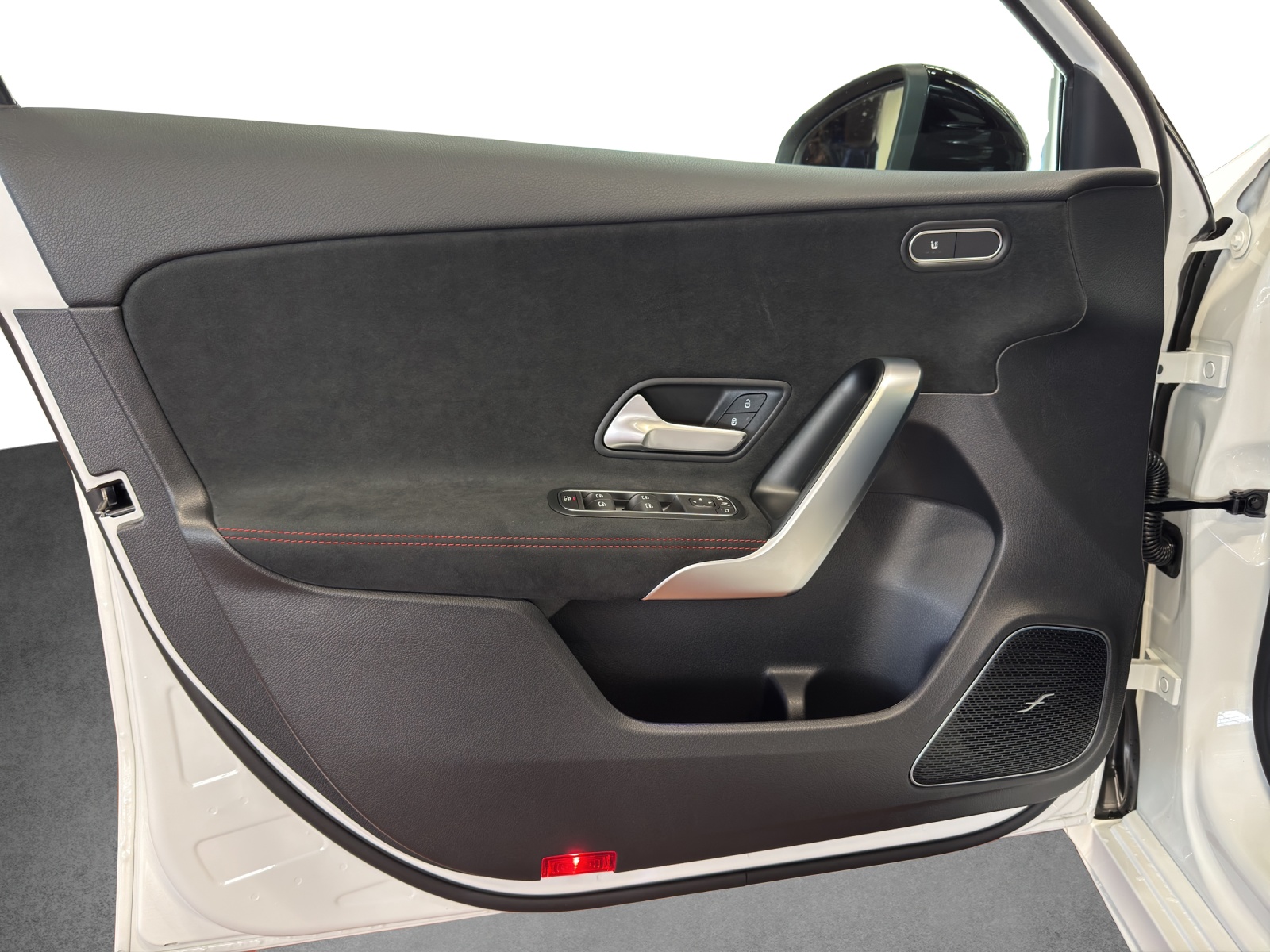 MERCEDES-BENZ A 220 4Matic 8G-DCT-image-12