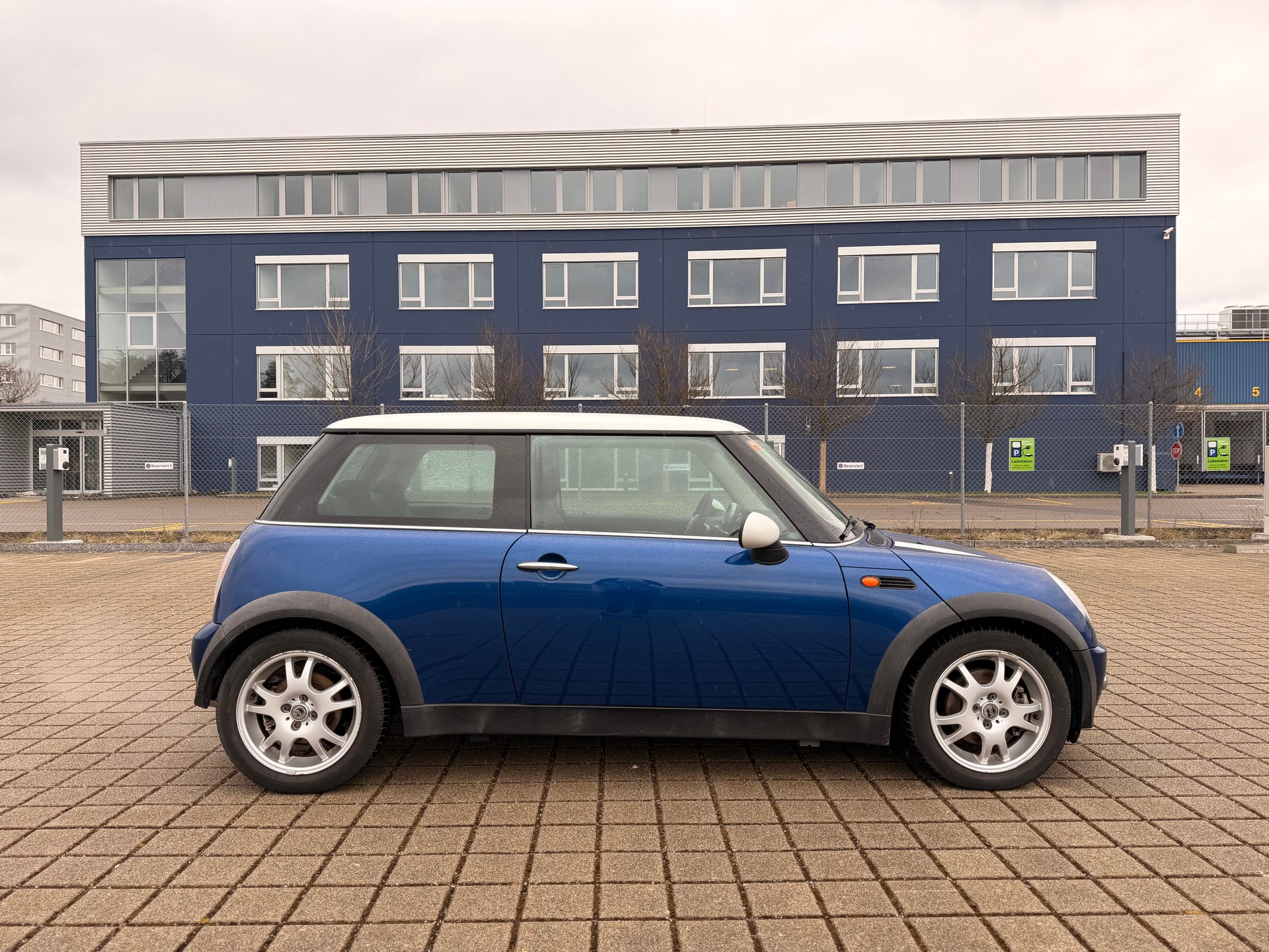 MINI Cooper-showroom-element-3