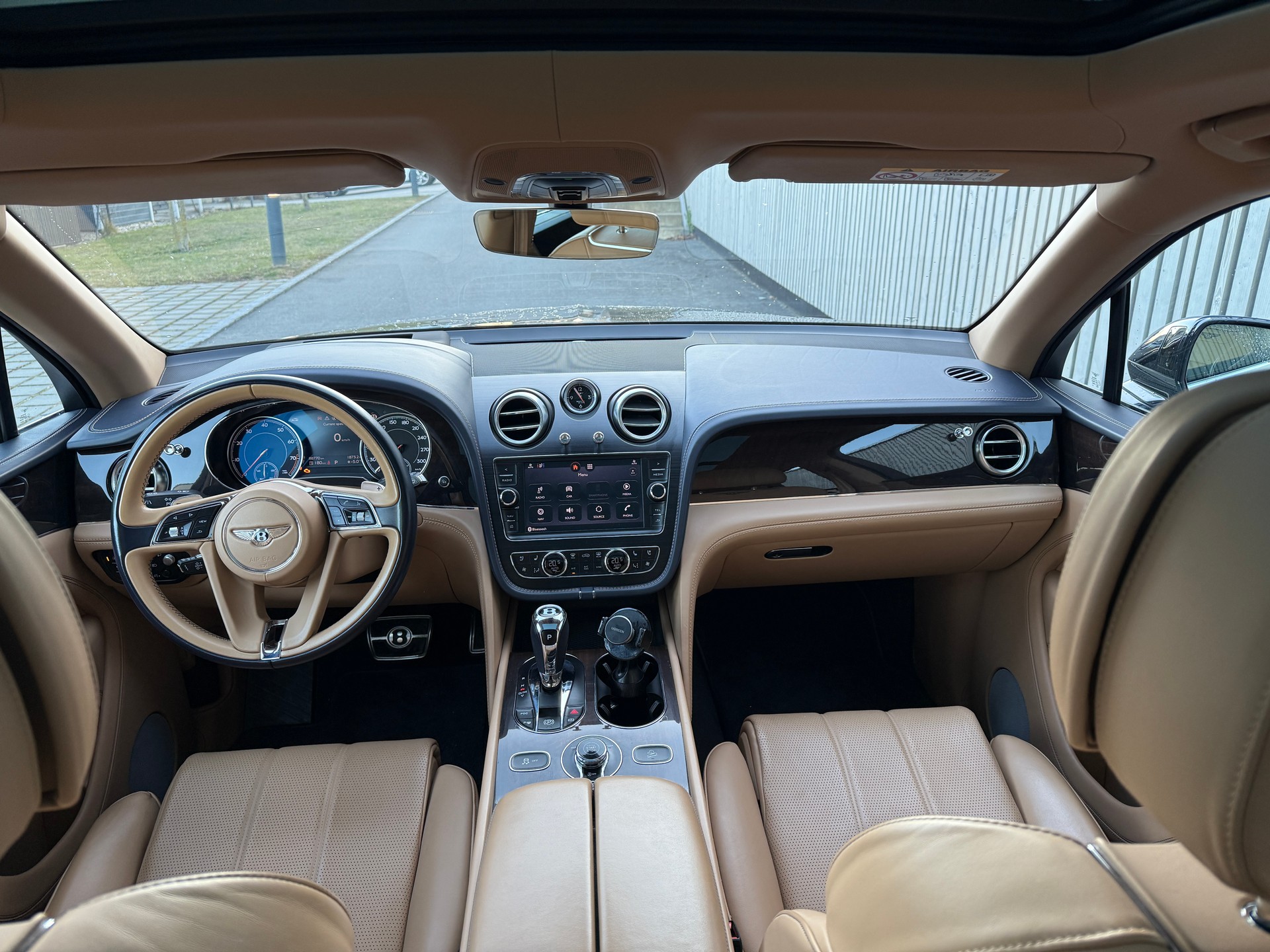 BENTLEY Bentayga V8-image-12