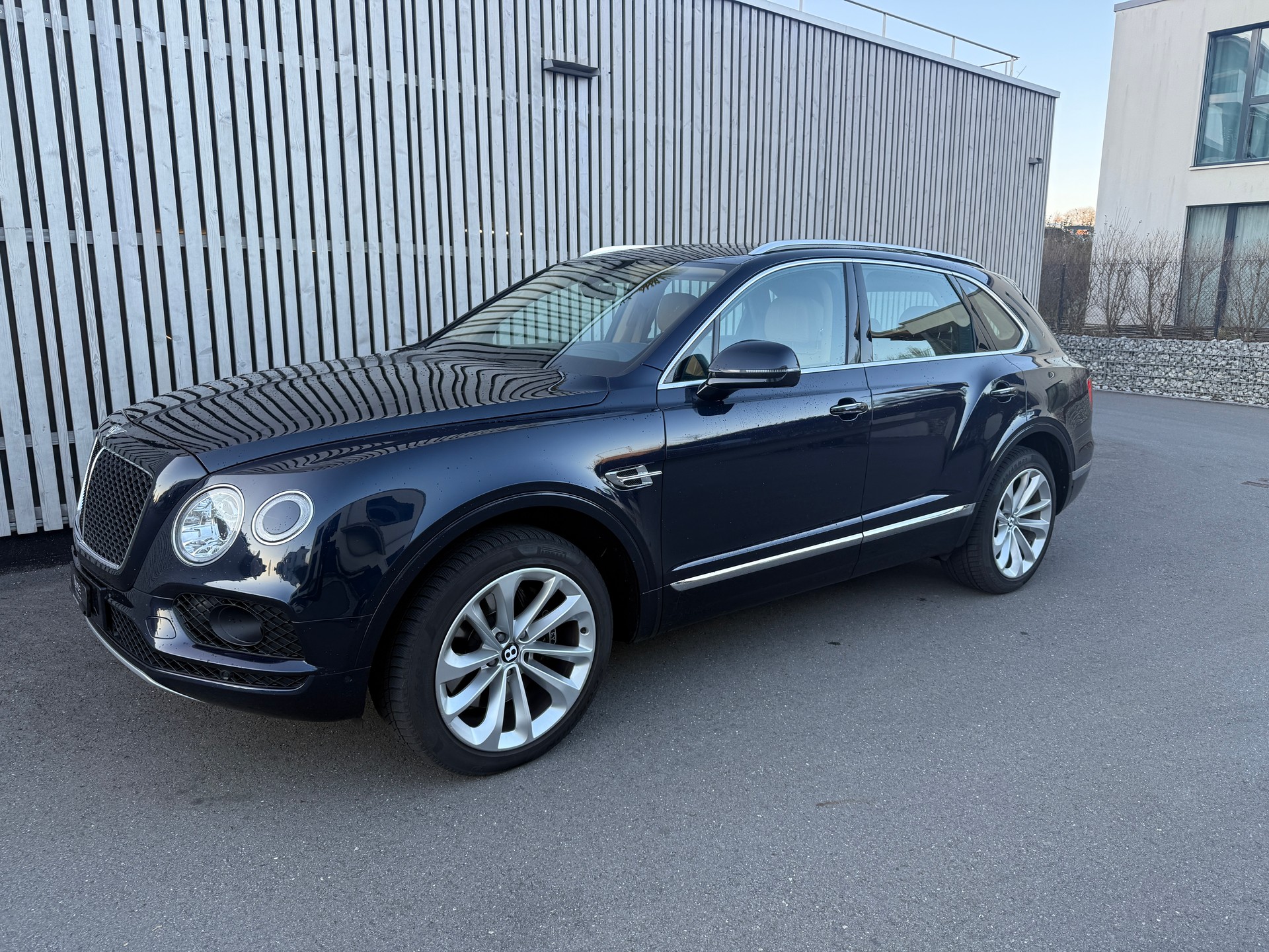 BENTLEY Bentayga V8-image-0