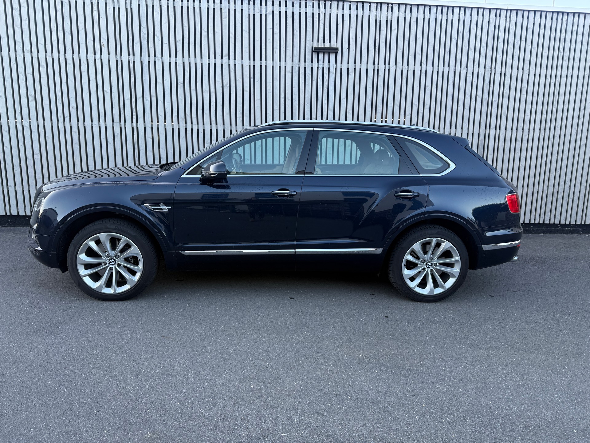 BENTLEY Bentayga V8-image-1
