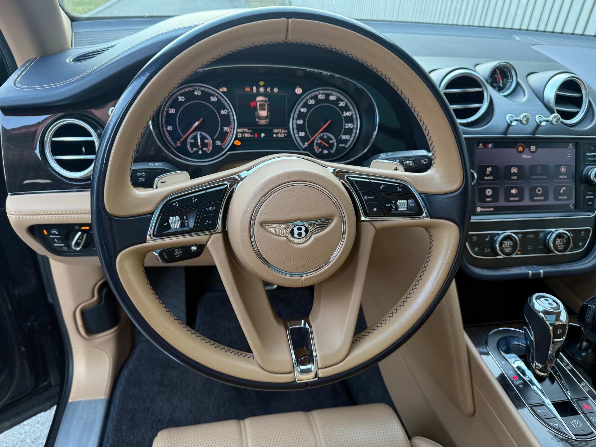 BENTLEY Bentayga V8-image-17