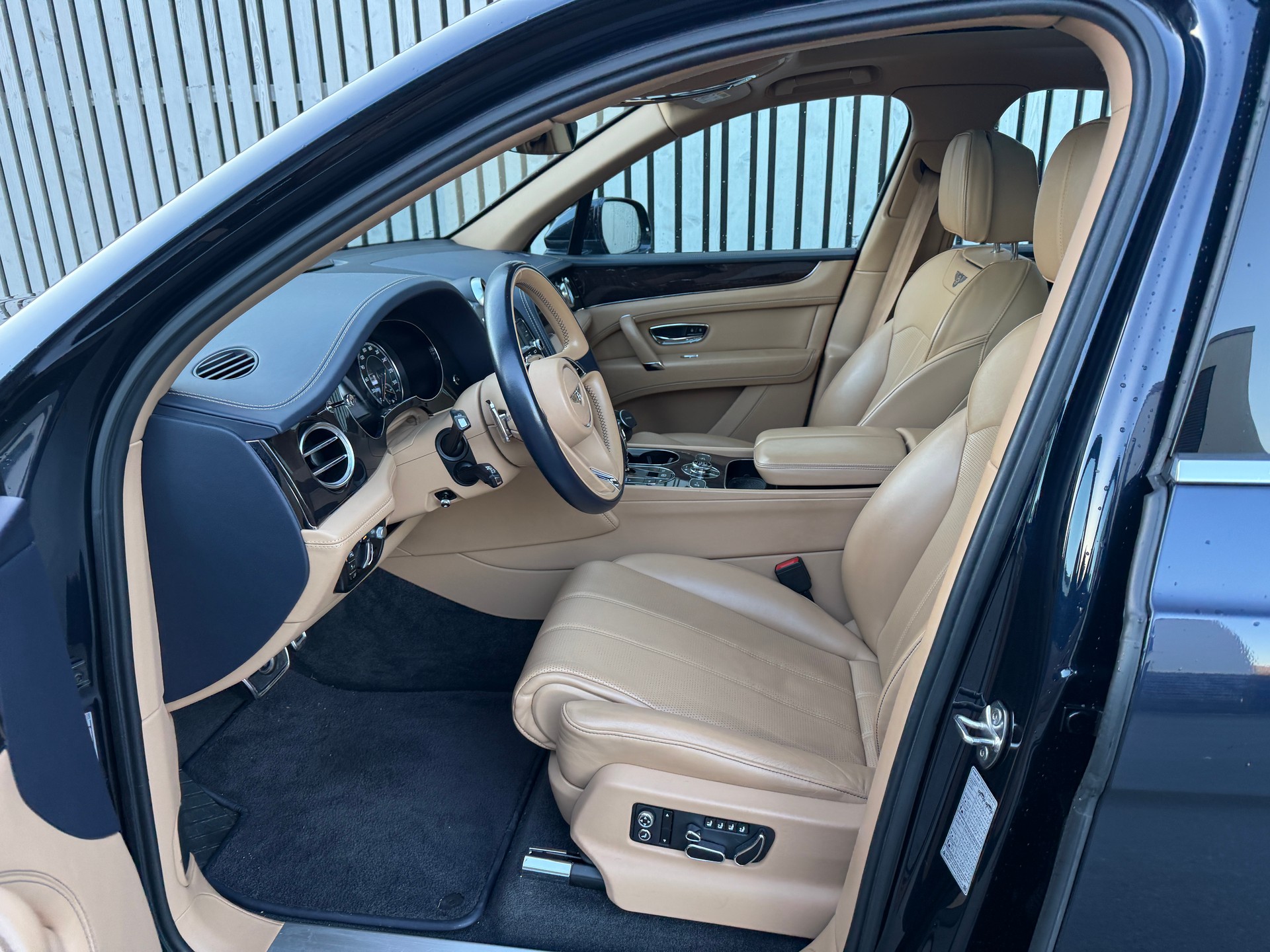BENTLEY Bentayga V8-image-7
