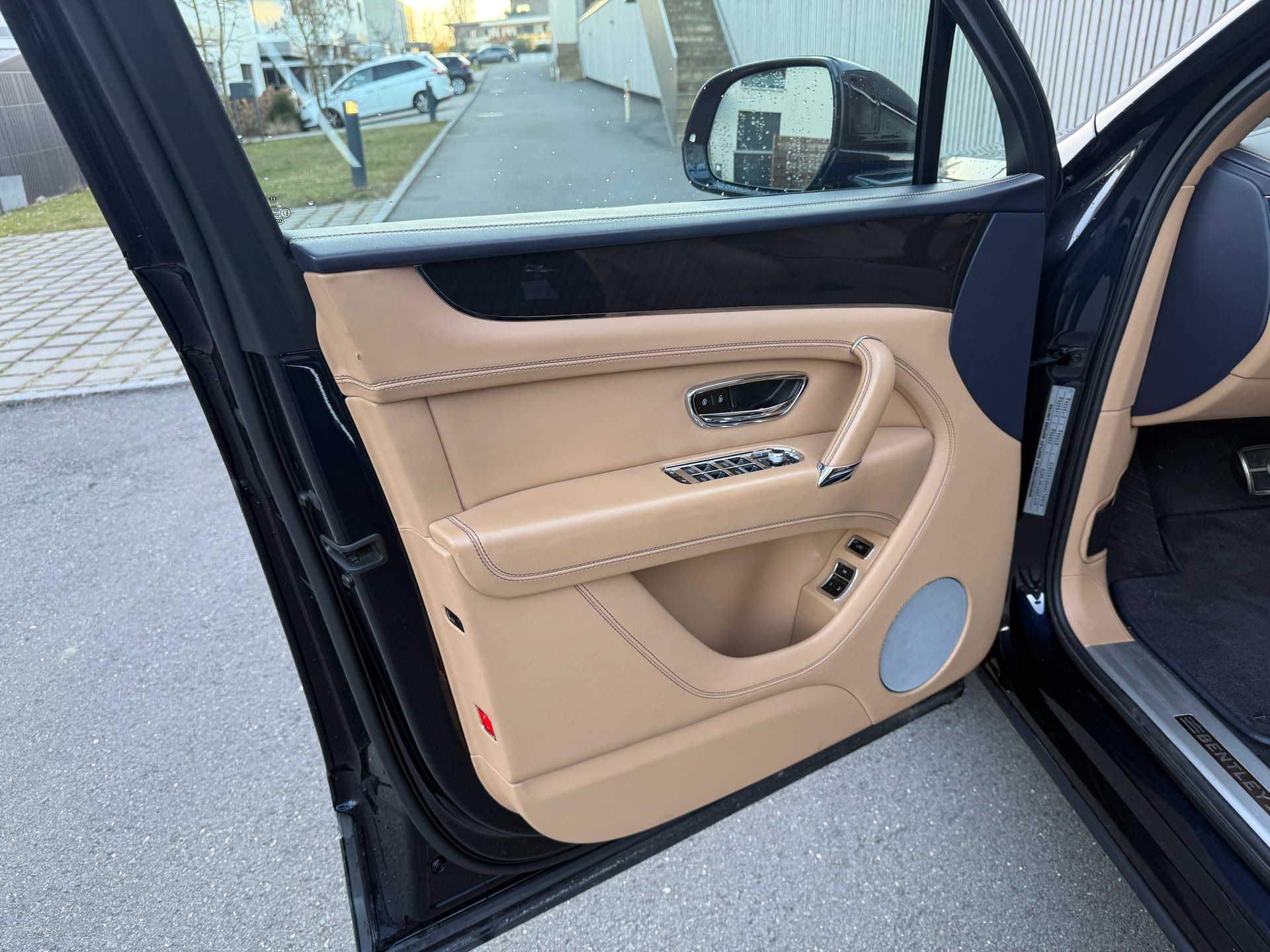 BENTLEY Bentayga V8-image-6