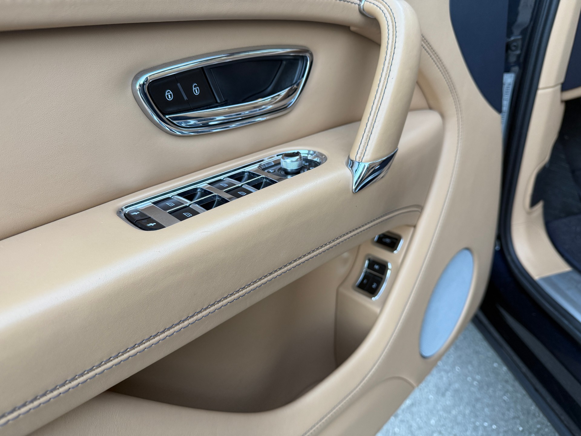 BENTLEY Bentayga V8-image-18