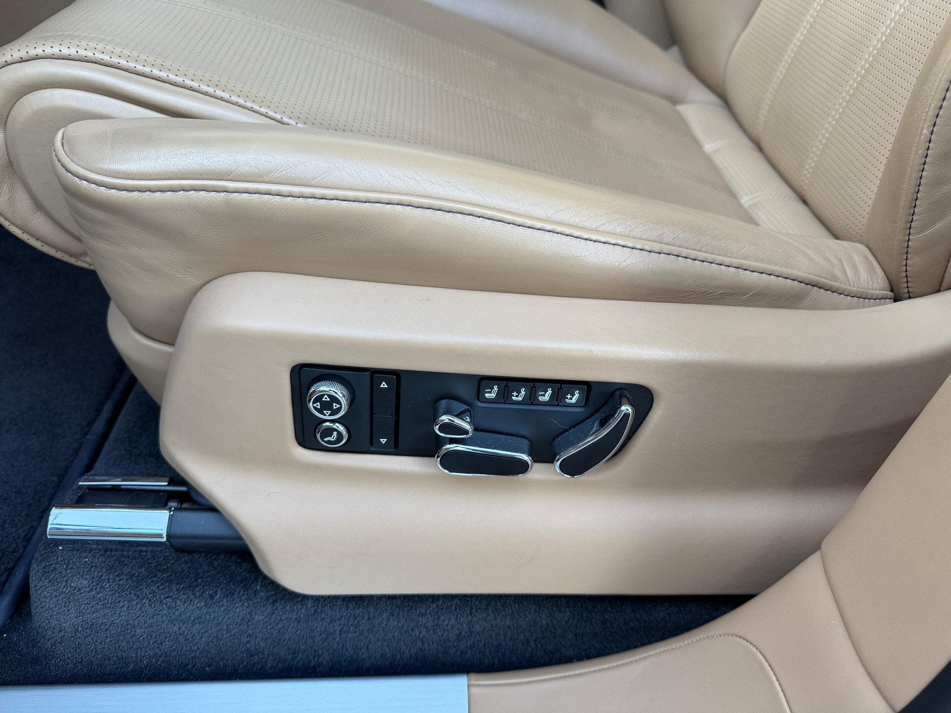 BENTLEY Bentayga V8-image-19