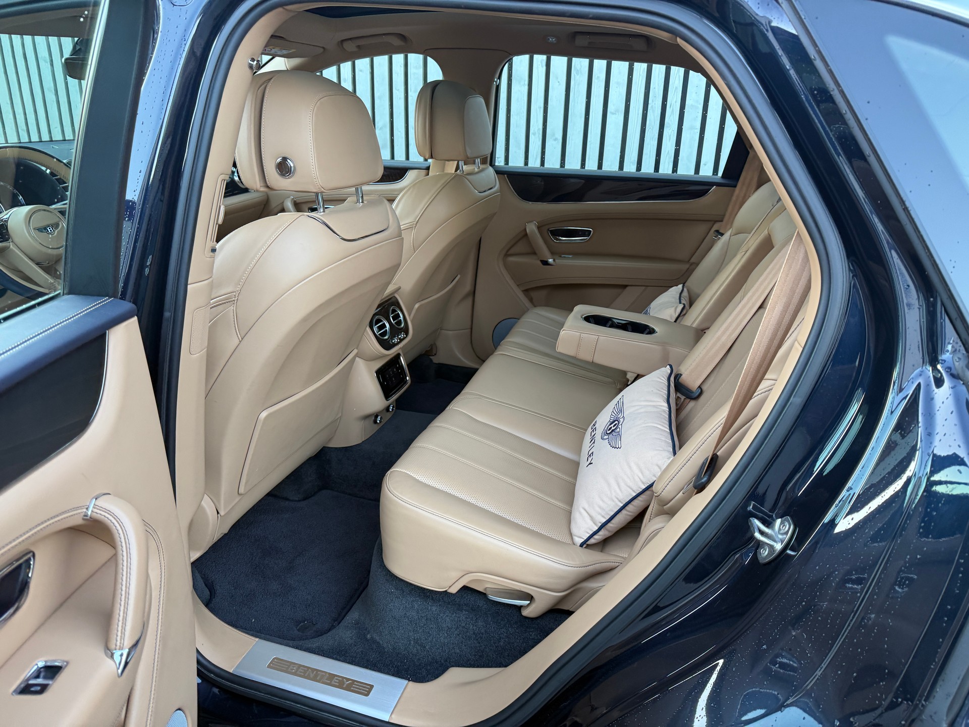 BENTLEY Bentayga V8-image-9