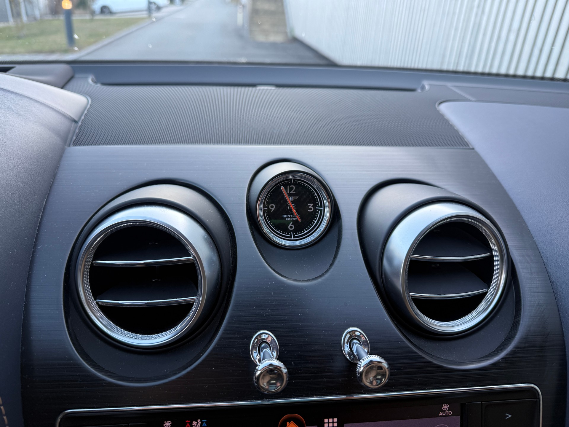 BENTLEY Bentayga V8-image-15