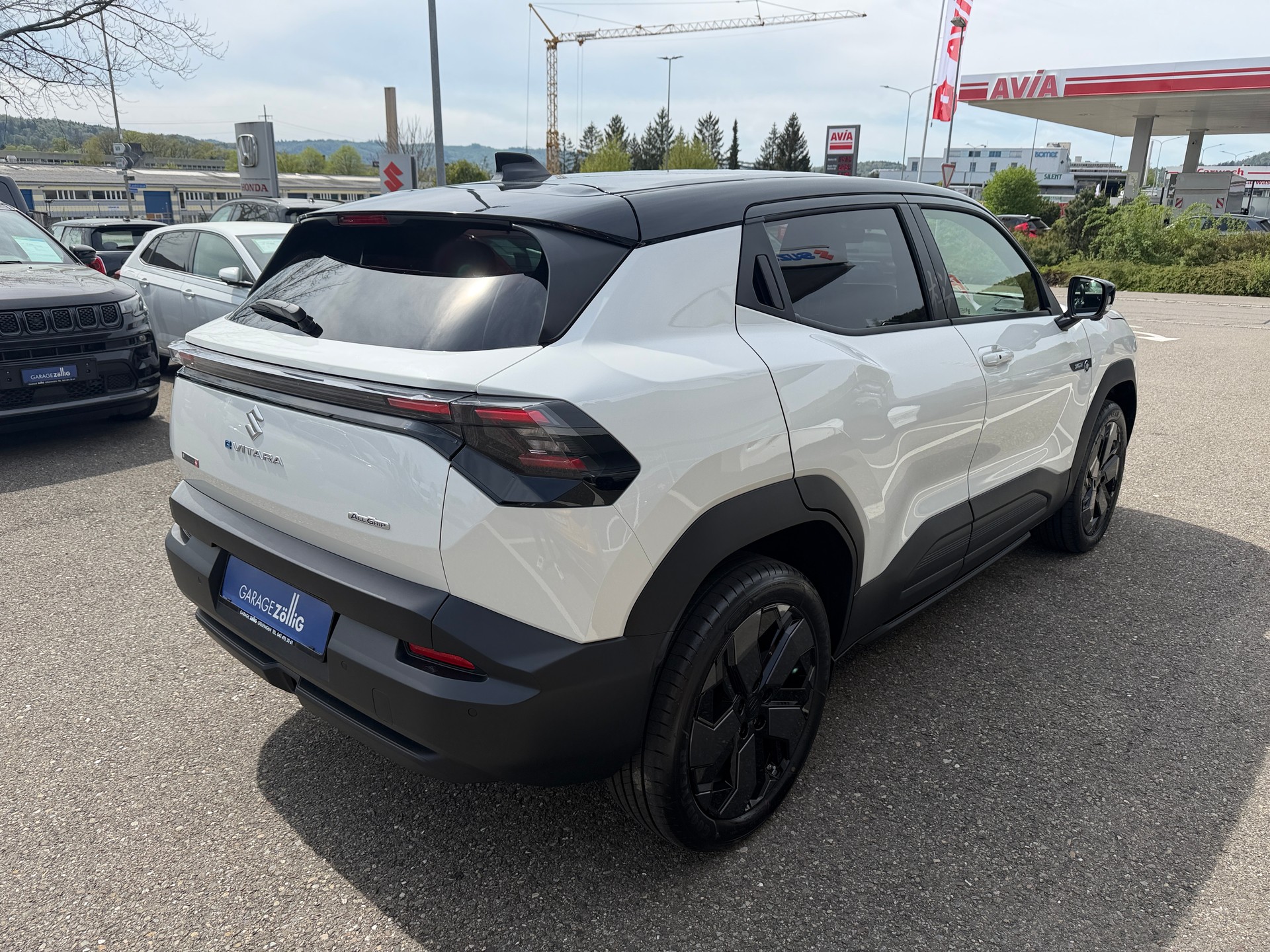 SUZUKI e-Vitara 61kWh Sakura Top 4x4-image-5