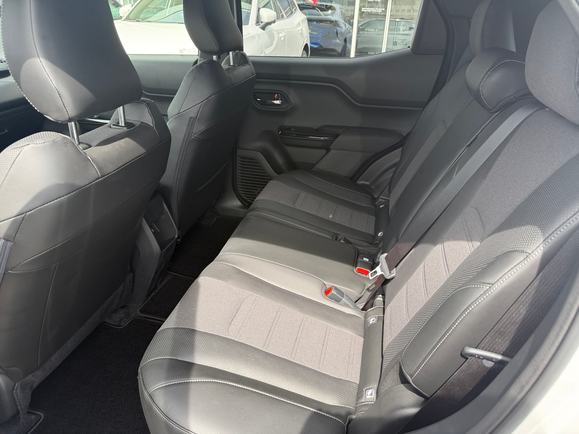 SUZUKI e-Vitara 61kWh Sakura Top 4x4-image-18