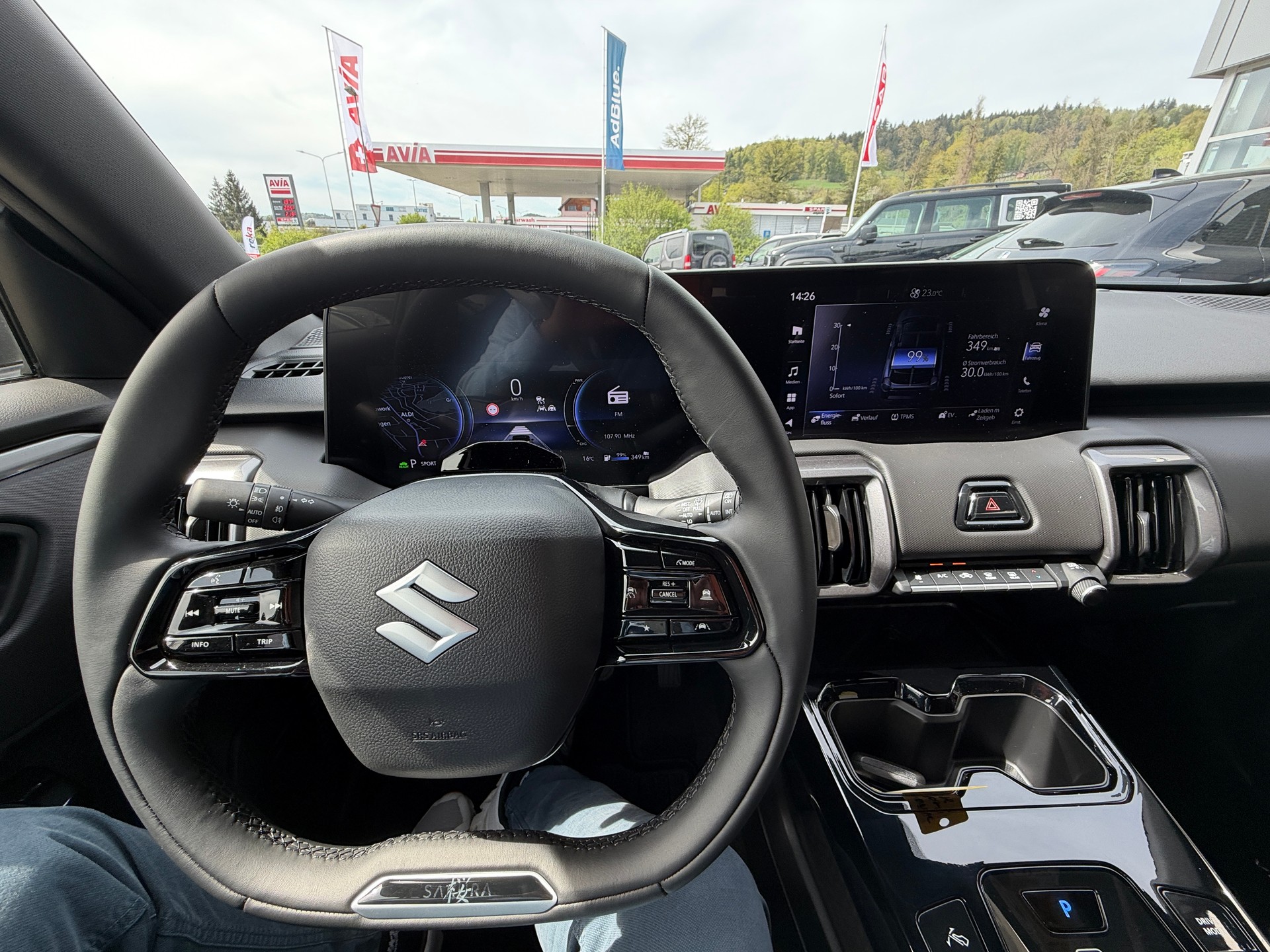SUZUKI e-Vitara 61kWh Sakura Top 4x4-image-8