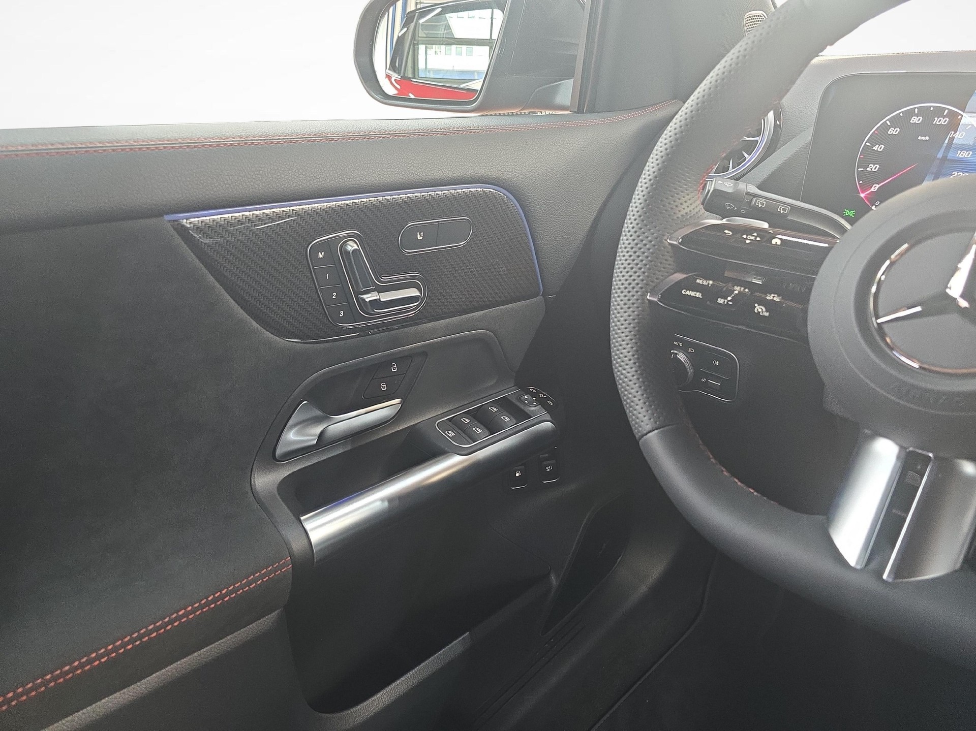MERCEDES-BENZ GLA 250 e EQ Star AMG Line-image-4