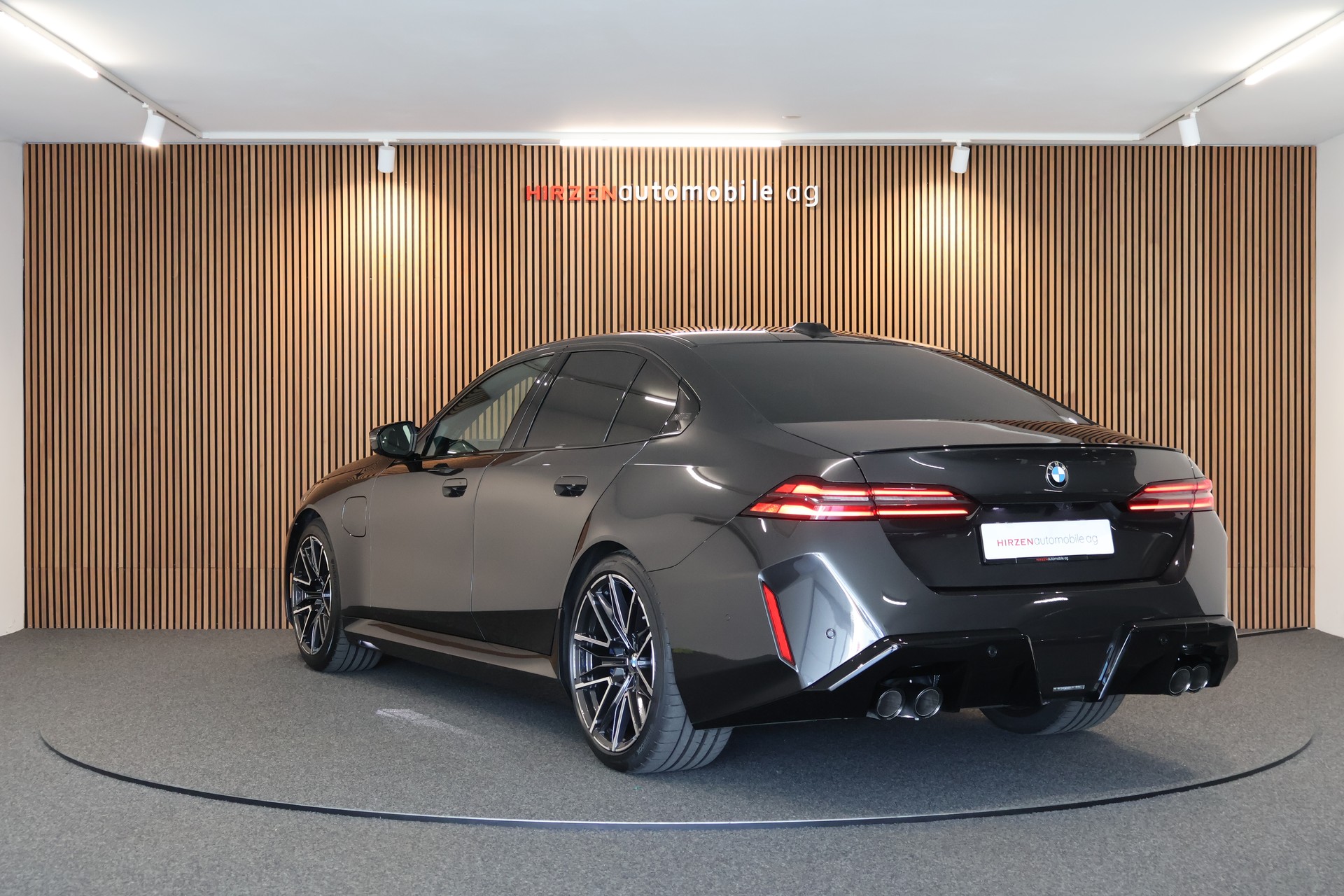 BMW M5 xDrive-showroom-element-2