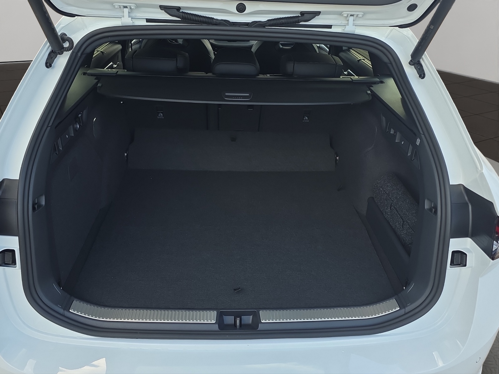 SKODA Superb Combi 1.5 TSI PHEV Sportline DSG-image-5