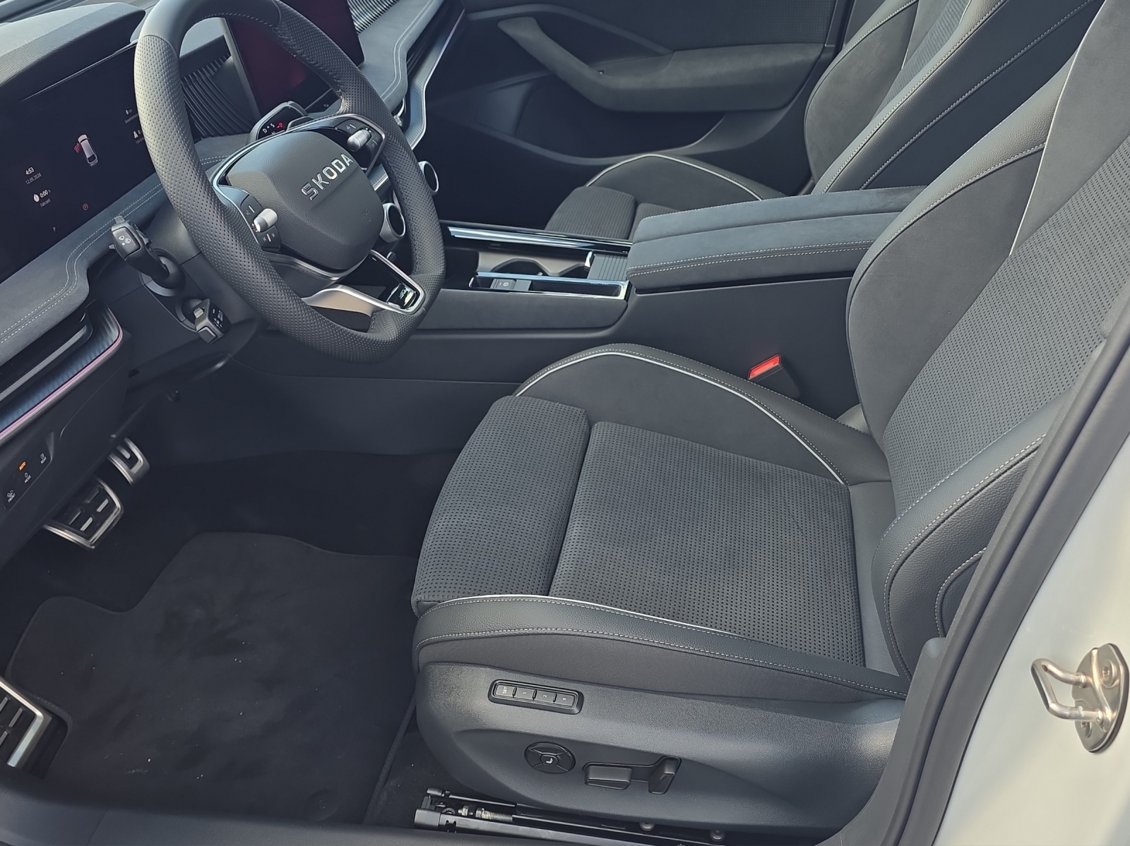 SKODA Superb Combi 1.5 TSI PHEV Sportline DSG-image-3