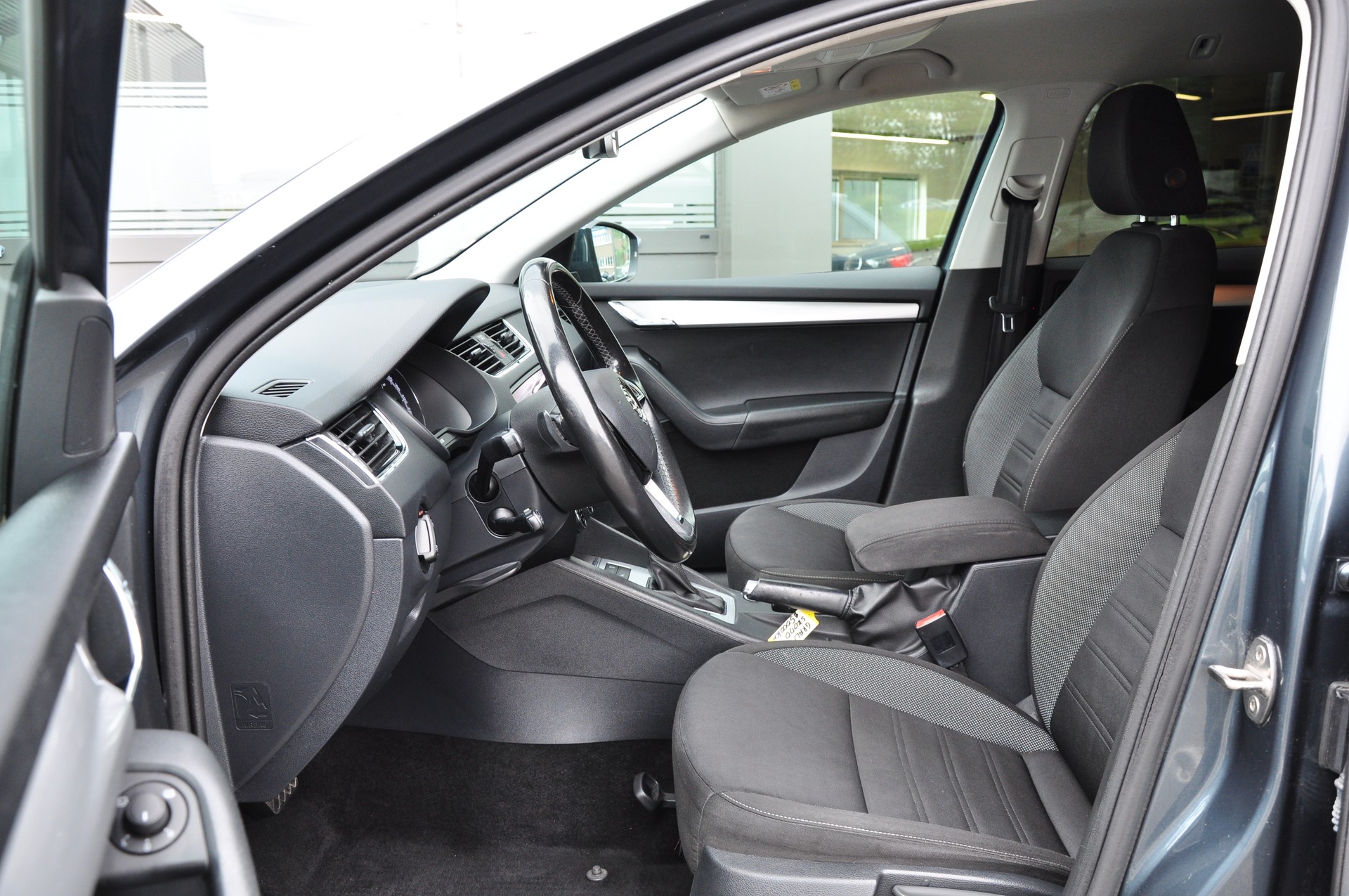 SKODA Octavia Combi 2.0 TDI Ambition 4x4 DSG-image-12