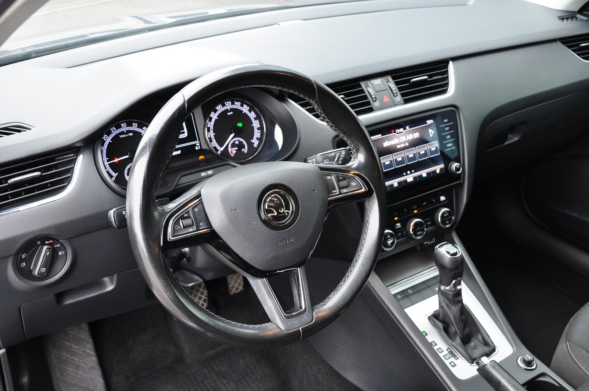 SKODA Octavia Combi 2.0 TDI Ambition 4x4 DSG-image-13
