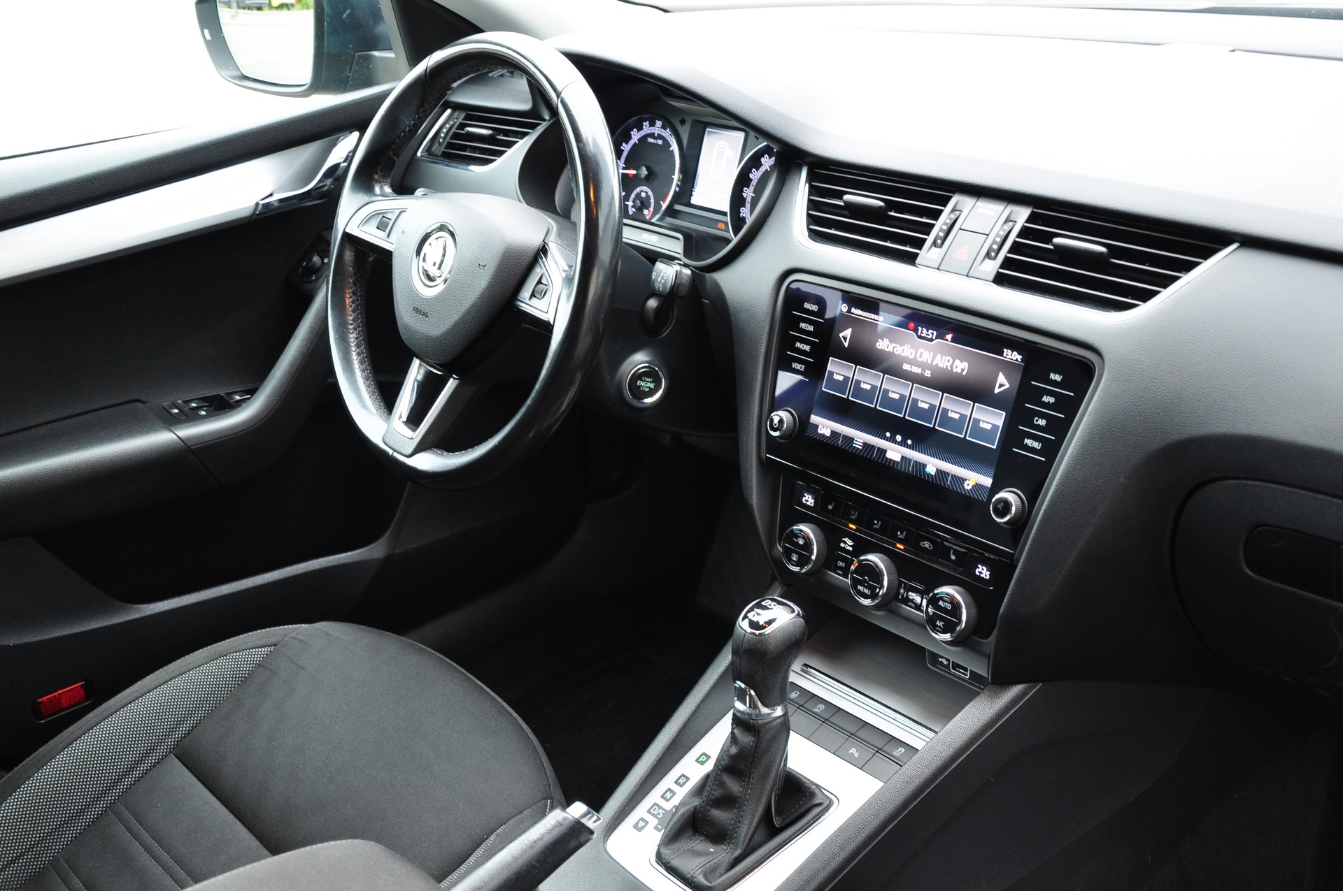 SKODA Octavia Combi 2.0 TDI Ambition 4x4 DSG-image-15