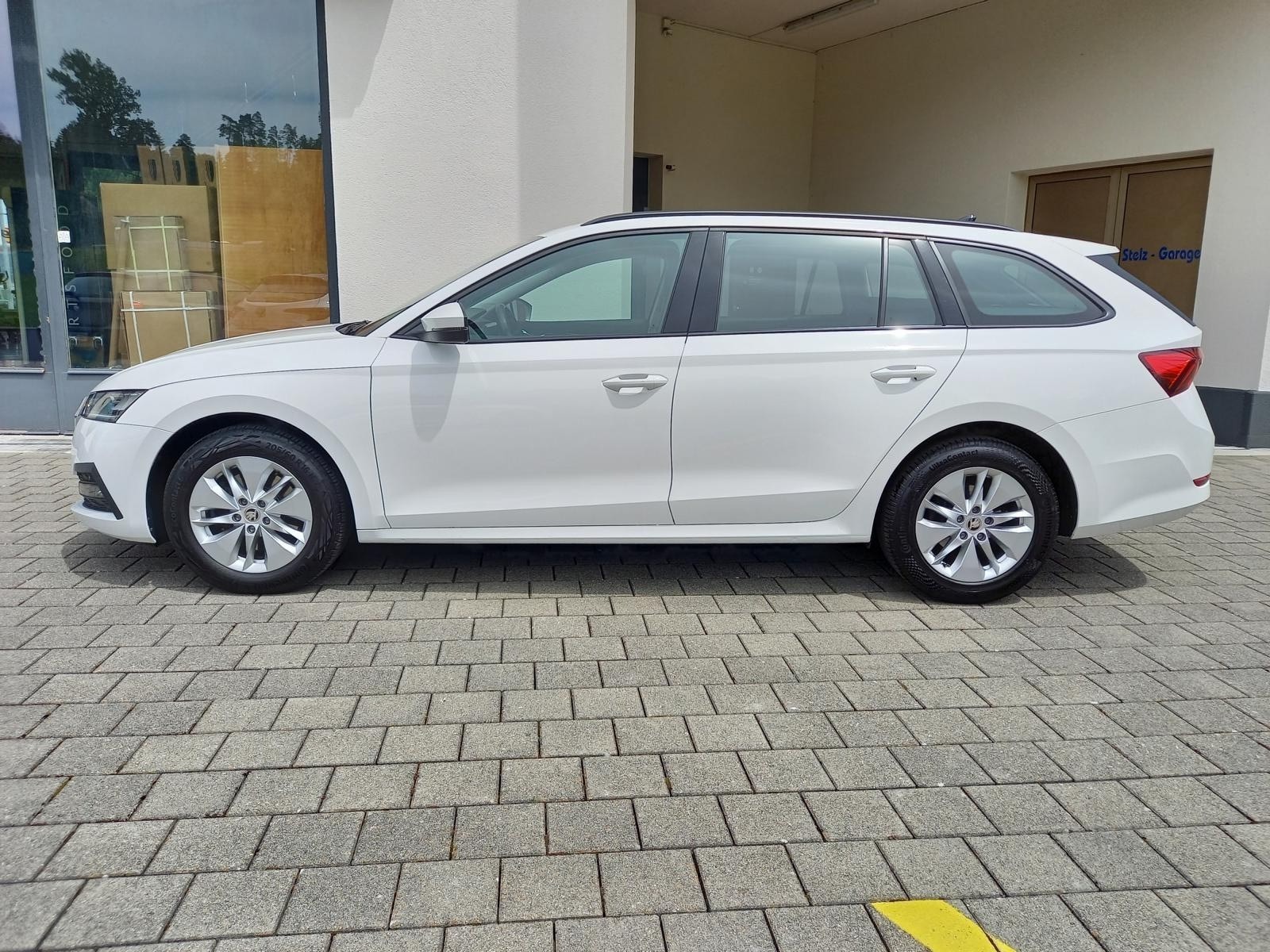SKODA Octavia Combi 2.0 TDI DSG Ambition 4x4-image-2