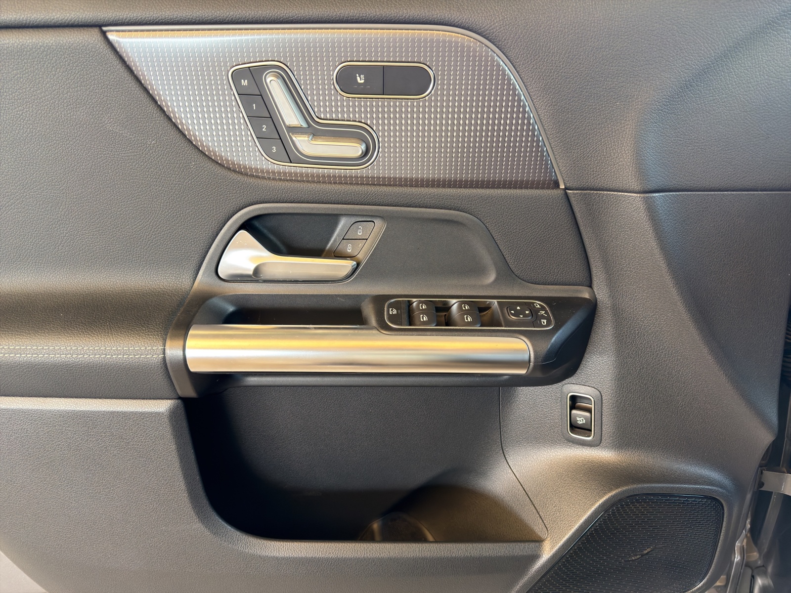 MERCEDES-BENZ EQA 300 4Matic-image-12