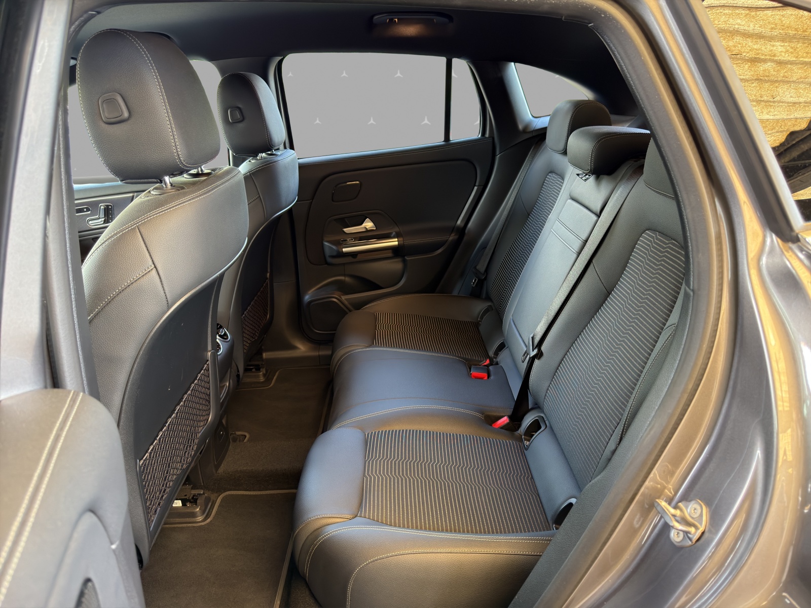 MERCEDES-BENZ EQA 300 4Matic-image-13