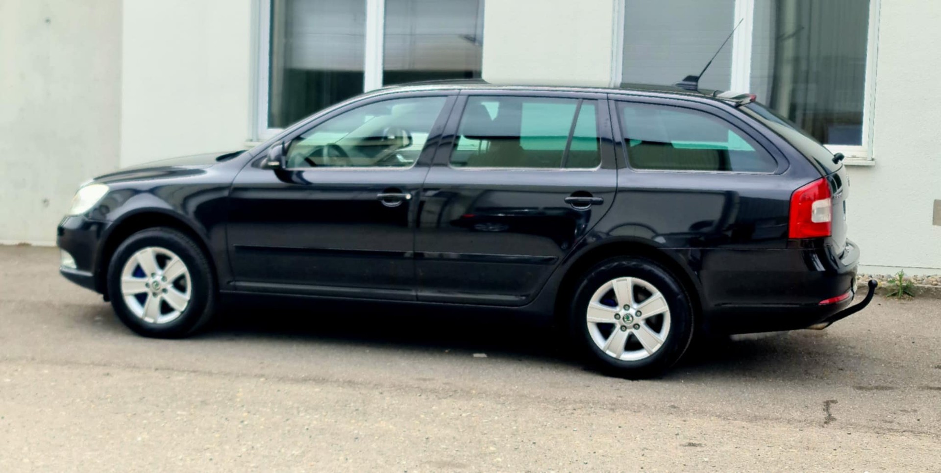 SKODA Octavia Combi 1.8 TSI 50Years 4x4-image-3