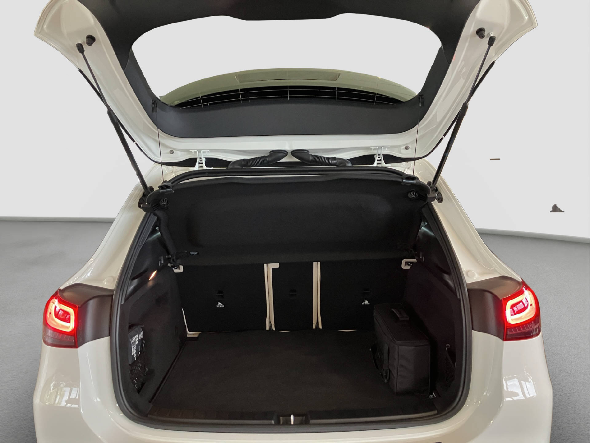 MERCEDES-BENZ GLA 250 e Progressive-image-14