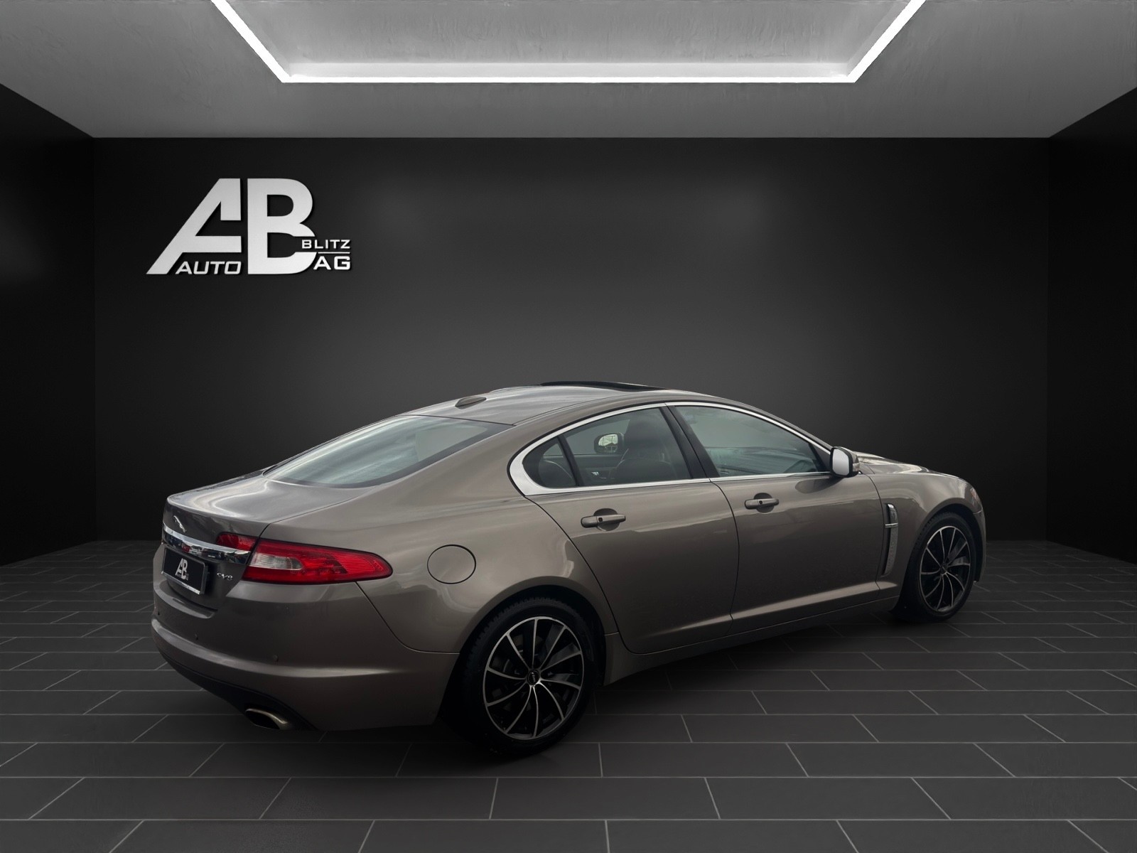 JAGUAR XF 4.2 V8 S/C-image-4