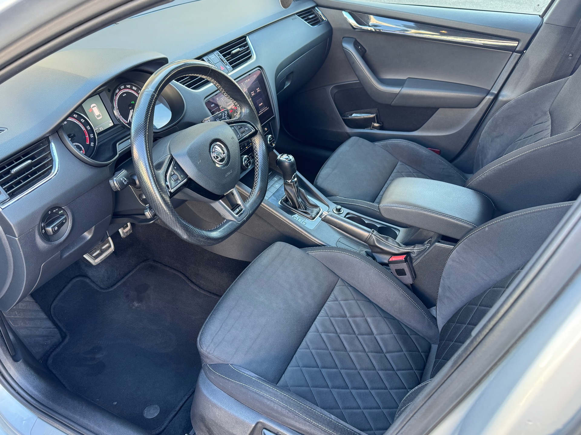 SKODA Octavia Combi 2.0 TDI RS DSG-image-8