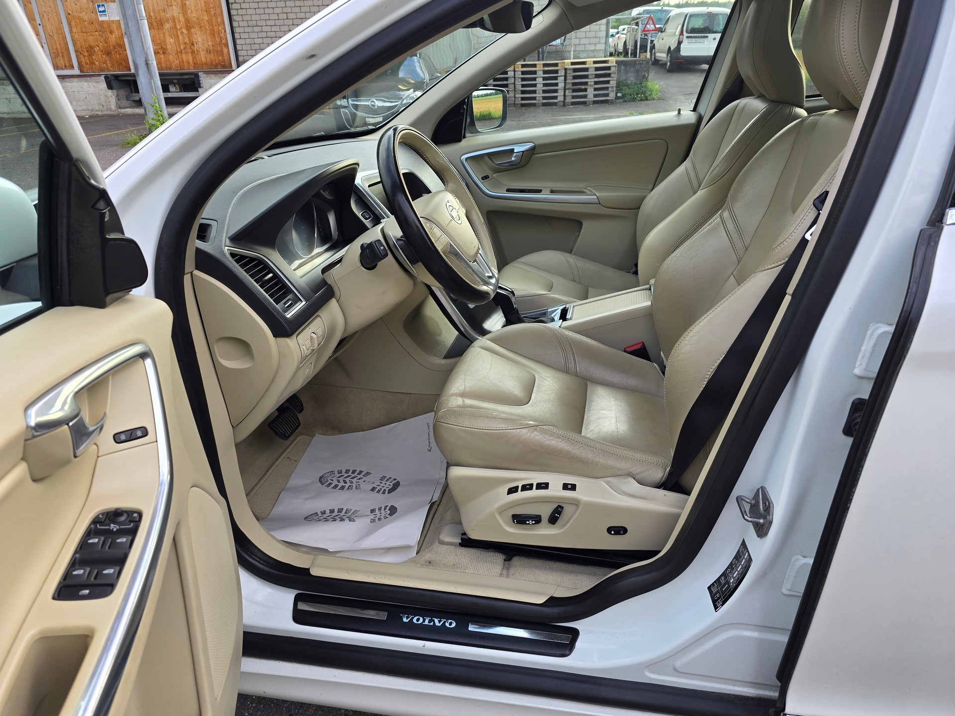 VOLVO XC60 D5 AWD Kinetic Geartronic-image-13