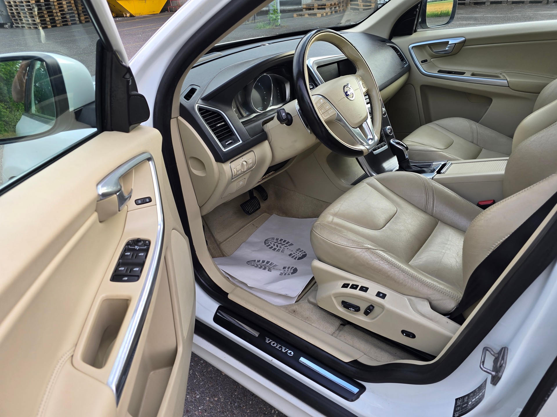 VOLVO XC60 D5 AWD Kinetic Geartronic-image-14