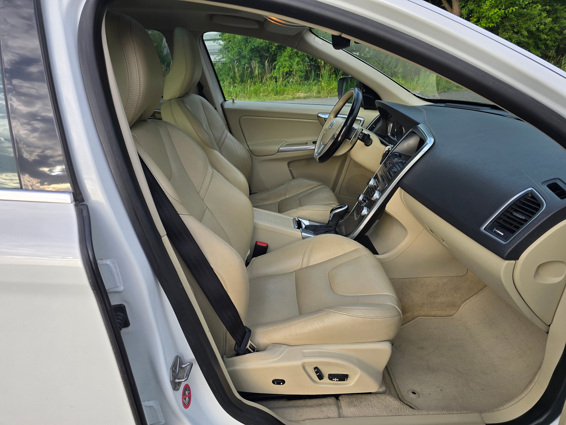 VOLVO XC60 D5 AWD Kinetic Geartronic-image-10