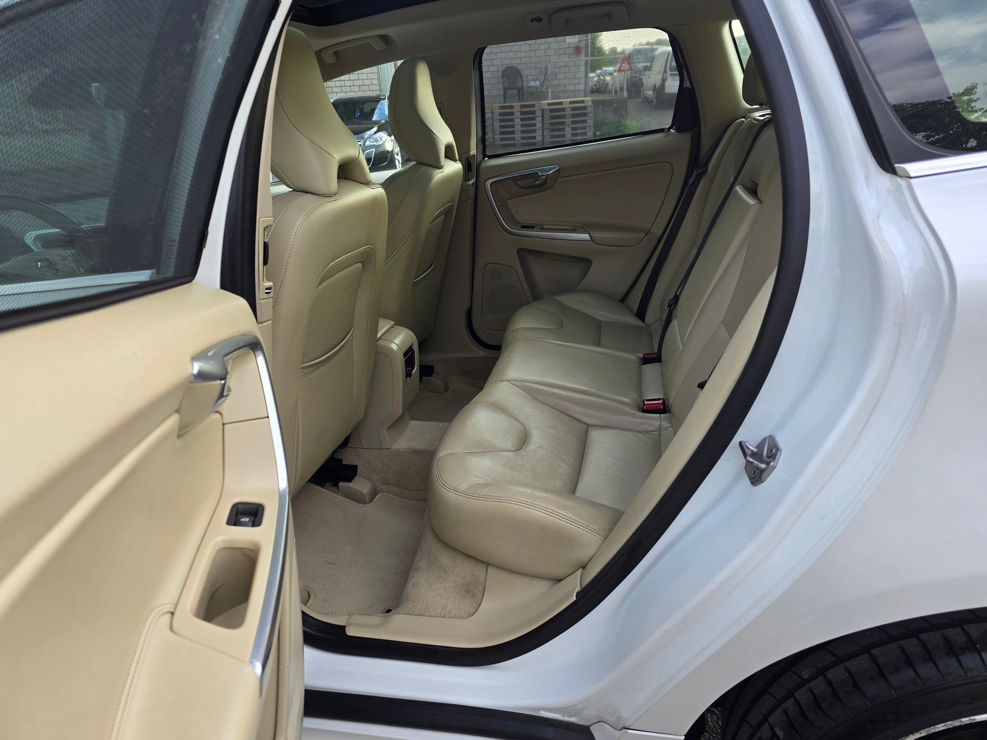 VOLVO XC60 D5 AWD Kinetic Geartronic-image-17
