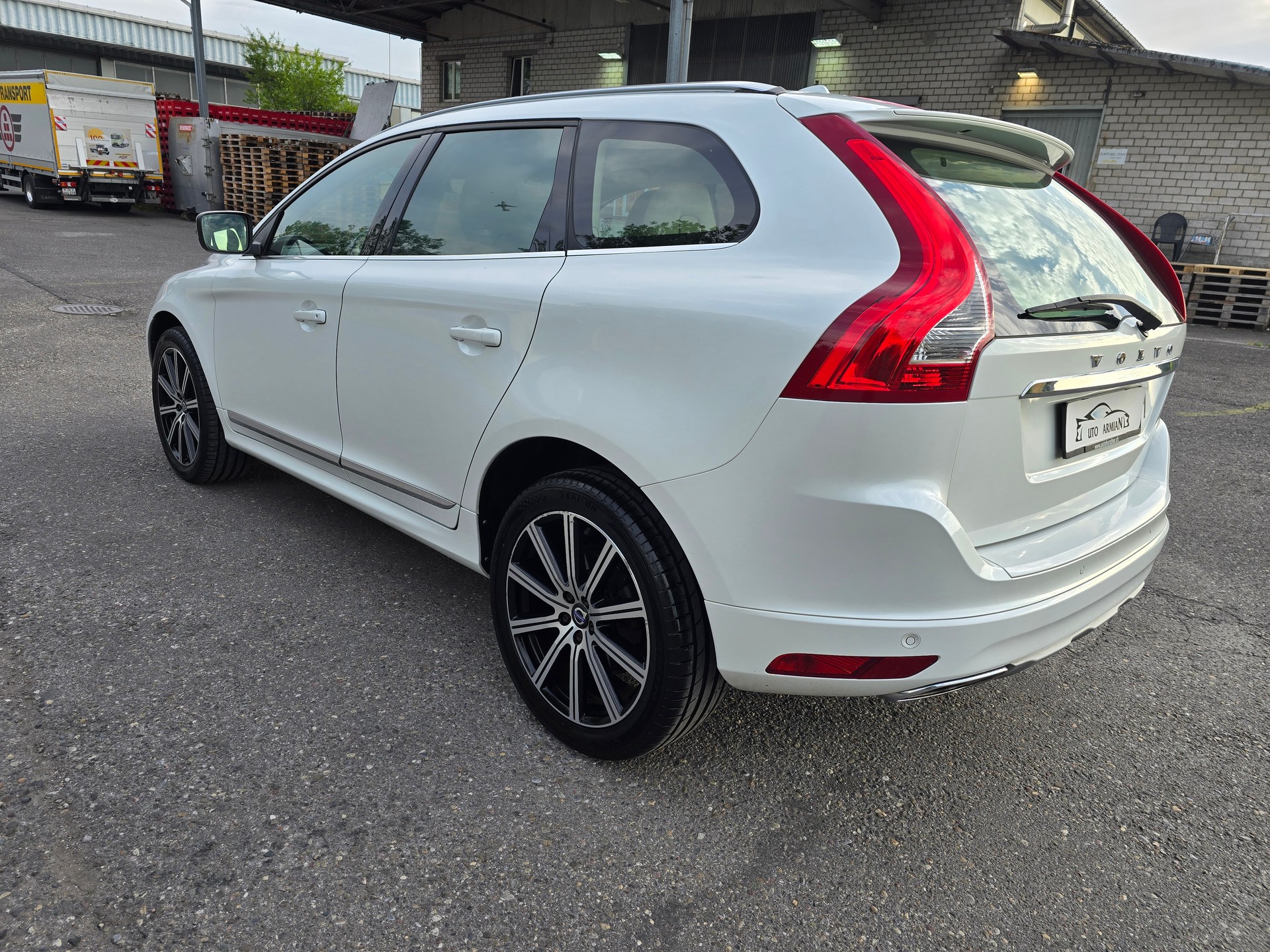 VOLVO XC60 D5 AWD Kinetic Geartronic-image-4