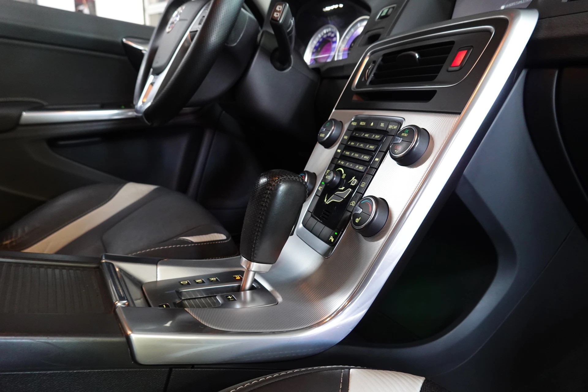 VOLVO V60 D3 R-Design Geartronic-image-12