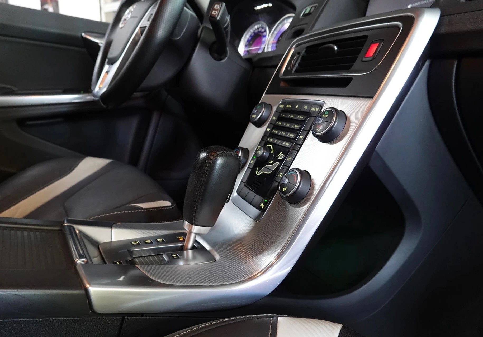 VOLVO V60 D3 R-Design Geartronic-image-12